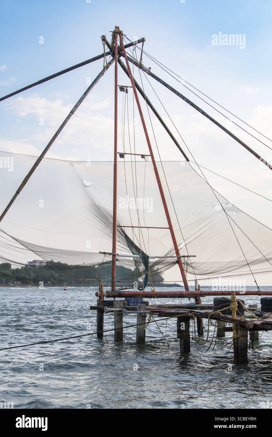 Chinesische Fischernetze am Ufer von Kochi, Kerala in Indien, Cheenavala oder Tangkul, traditionelles stationäres Liftnetz Stockfoto