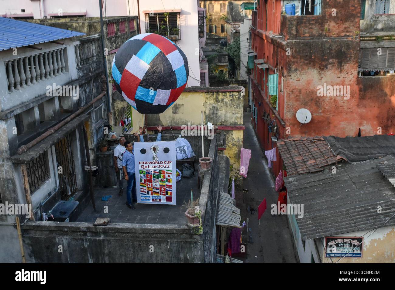 20. November 2022, Kalkutta, Westbengalen, Indien: Fans werden am 20. November 2022 in Kalkutta, Indien, mit verschiedenen Flaggen verzierte Heißluftballons zum Beginn der FIFA-Weltmeisterschaft 2022 freigesetzt (Bild: © Debarchan Chatterjee/ZUMA Press Wire) Stockfoto