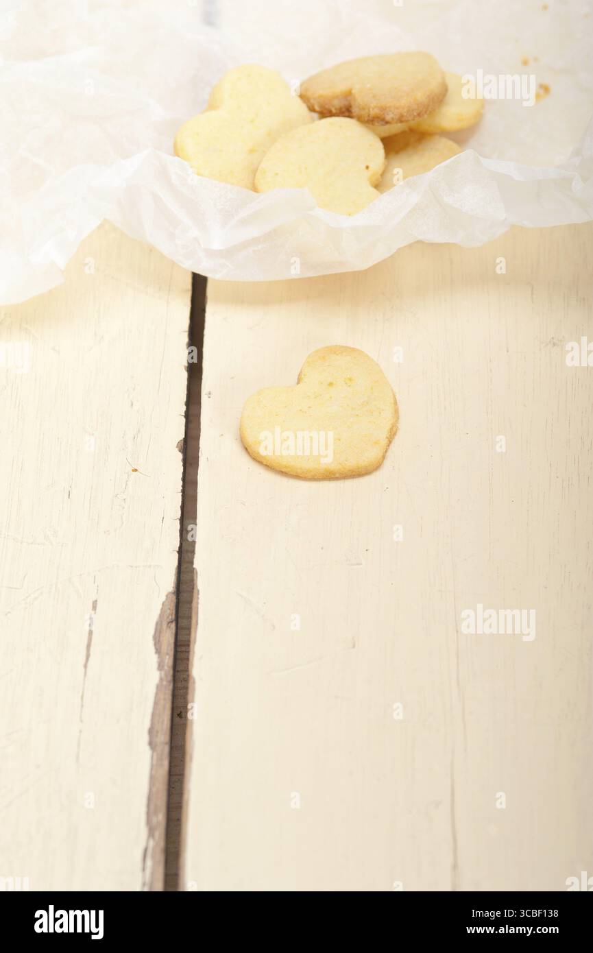 Frisch gebackenes, herzförmiges Shortbread zum valentinstag Kekse auf einer Papierfolie Stockfoto