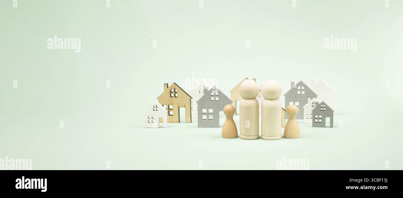 Familie, die ein Haus kauft, Hypothekenzins für neues Haus, Immobilien- und Versicherungskonzept, Investition Stockfoto