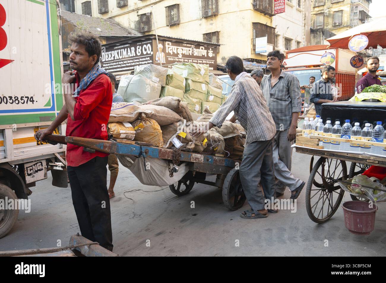 Straßen von Mumbai, Masjid Bunder, Indien, kleine Unternehmen und Arbeiter in Slum, Marktstand und Handwagen, 04.03.2025 Stockfoto