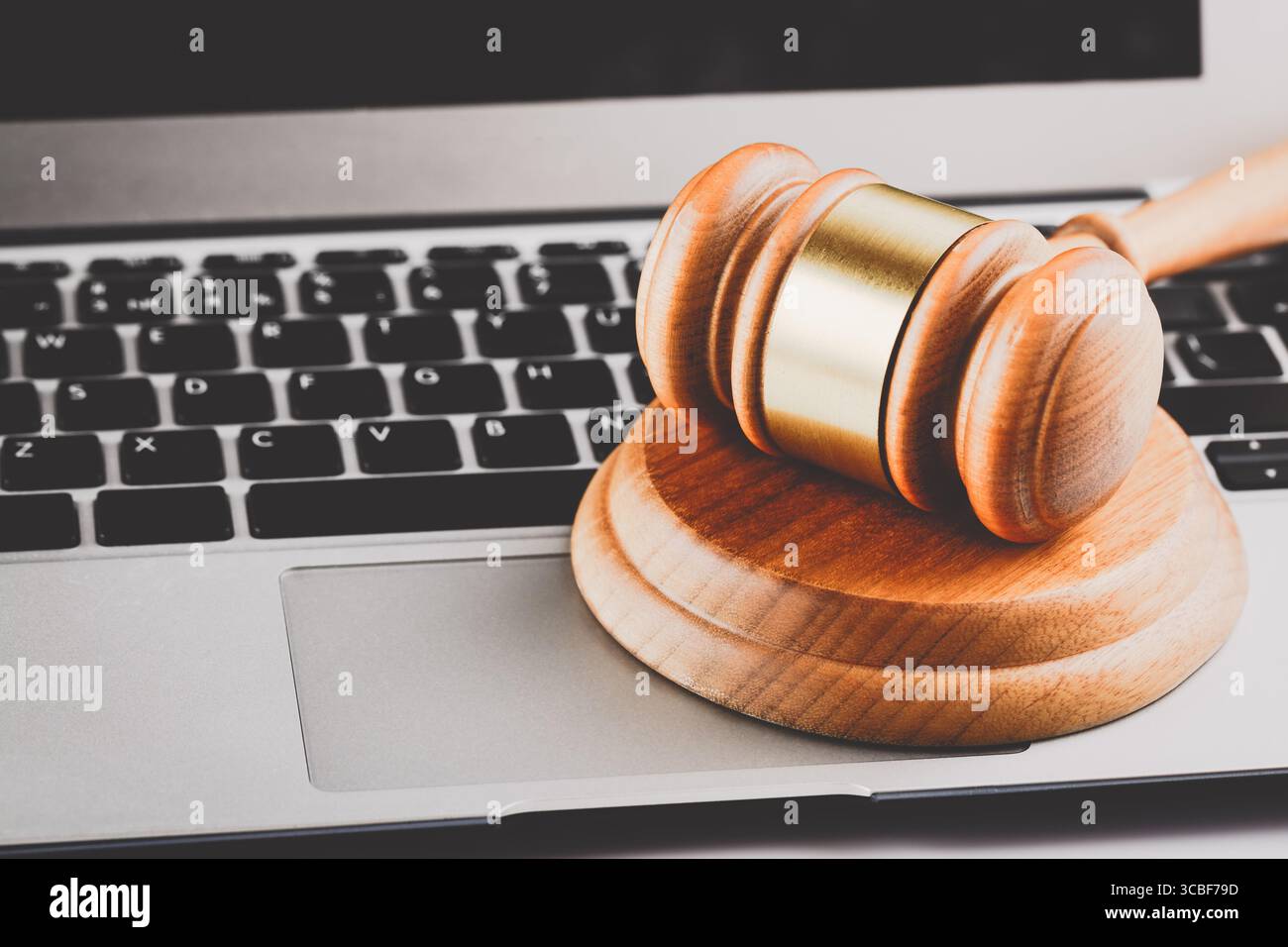 Online-Auktionen oder Cyberrecht. Richtergericht-Hamel auf einem modernen Laptop-Computer. Stockfoto