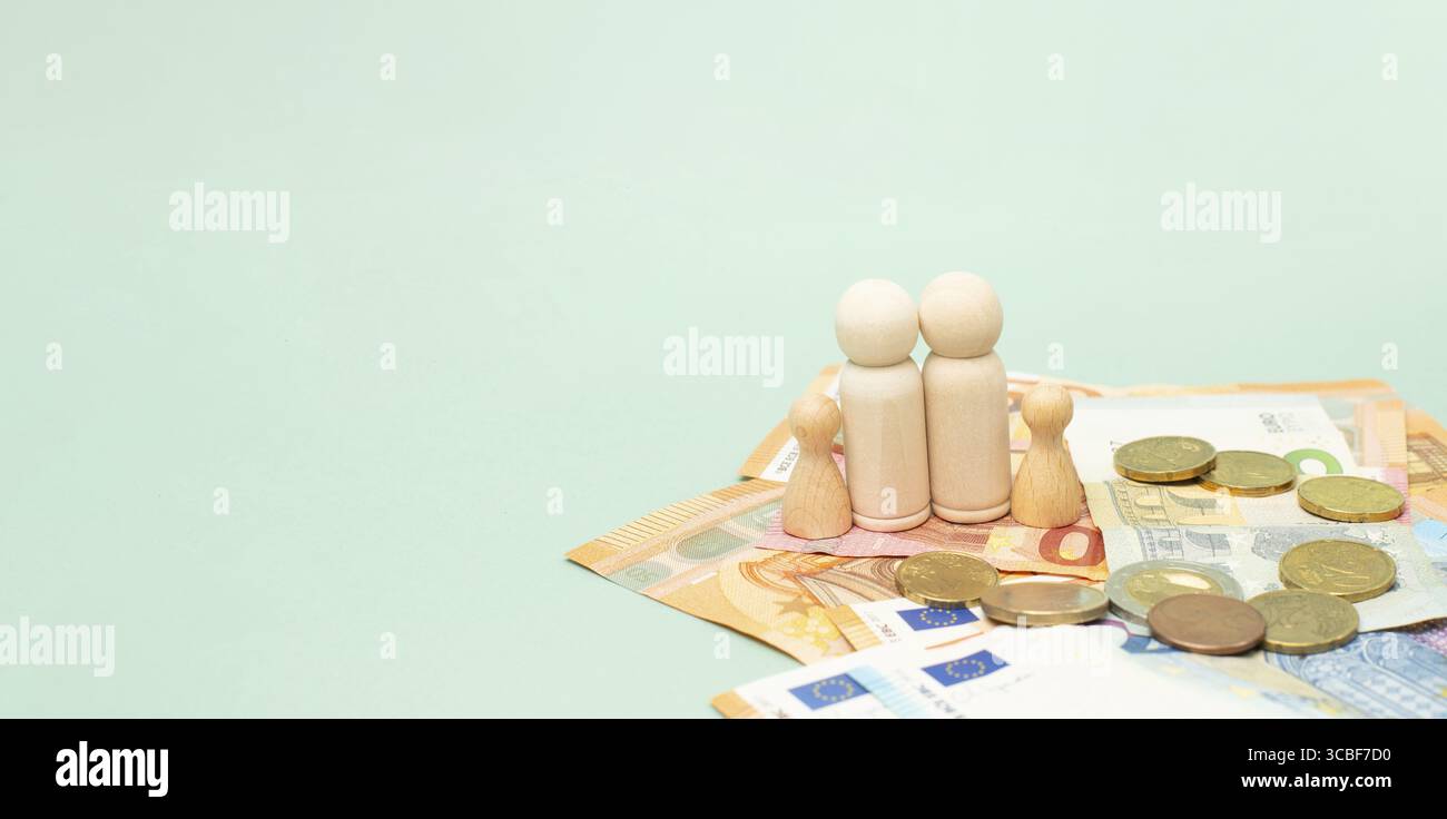 Grundgeld für Kinder, Familienunterhalt, Euro-Banknoten, Armut, Inflation, Mindestlohn, steigende Lebenshaltungskosten, soziale Probleme Stockfoto