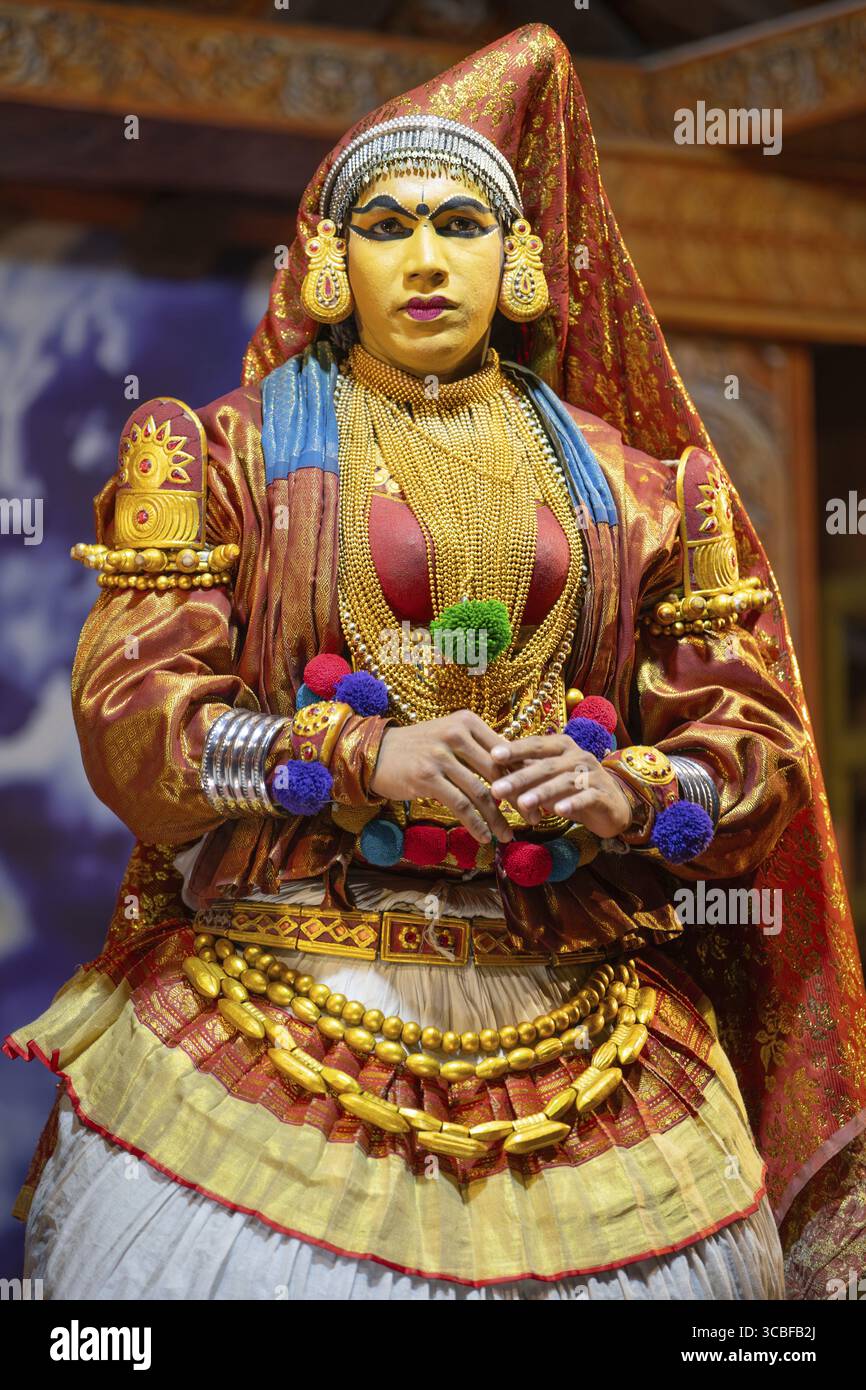 Kathakali-Aufführung in Kerala, malayalam traditioneller klassischer indischer Tanz, Mime, Drama und Musik, hinduistische Mythologie Story, Puranas, Thekkady in in Stockfoto