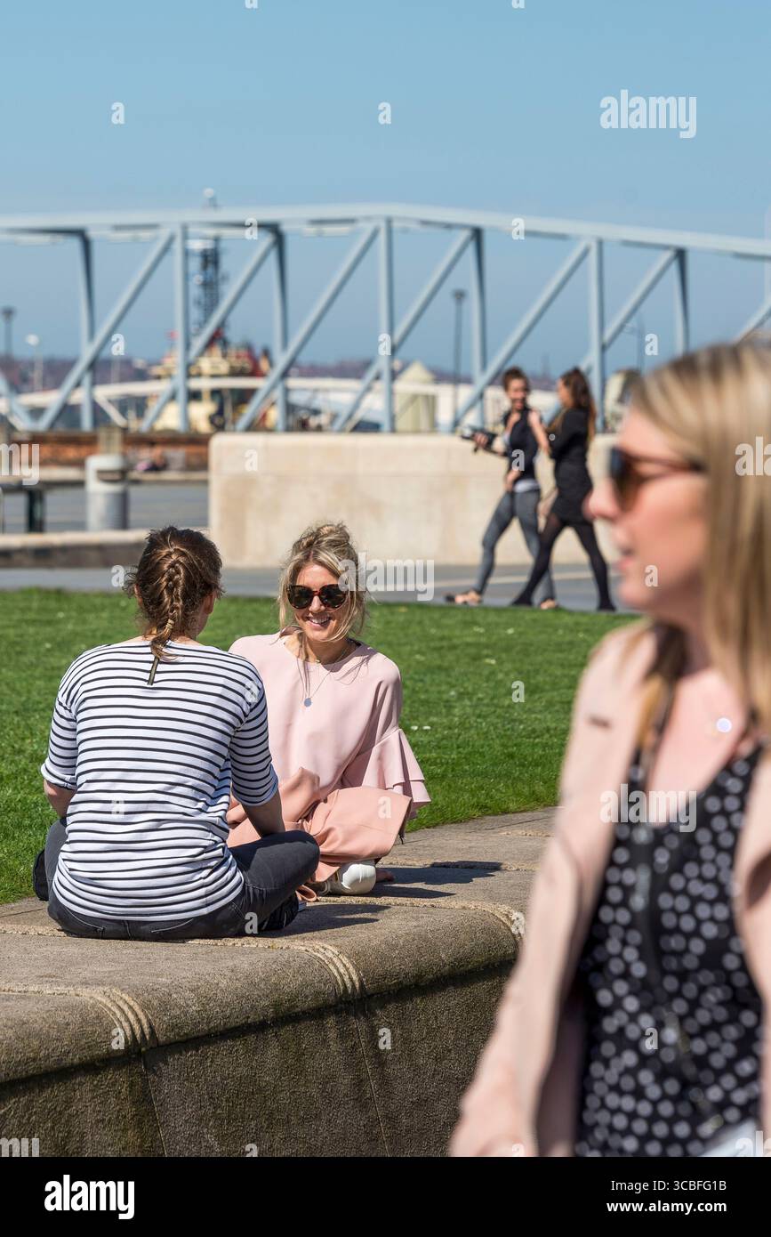 Besucher können bei schönem Sommerwetter am historischen Albert Dock von Liverpool spazieren gehen und essen. Stockfoto