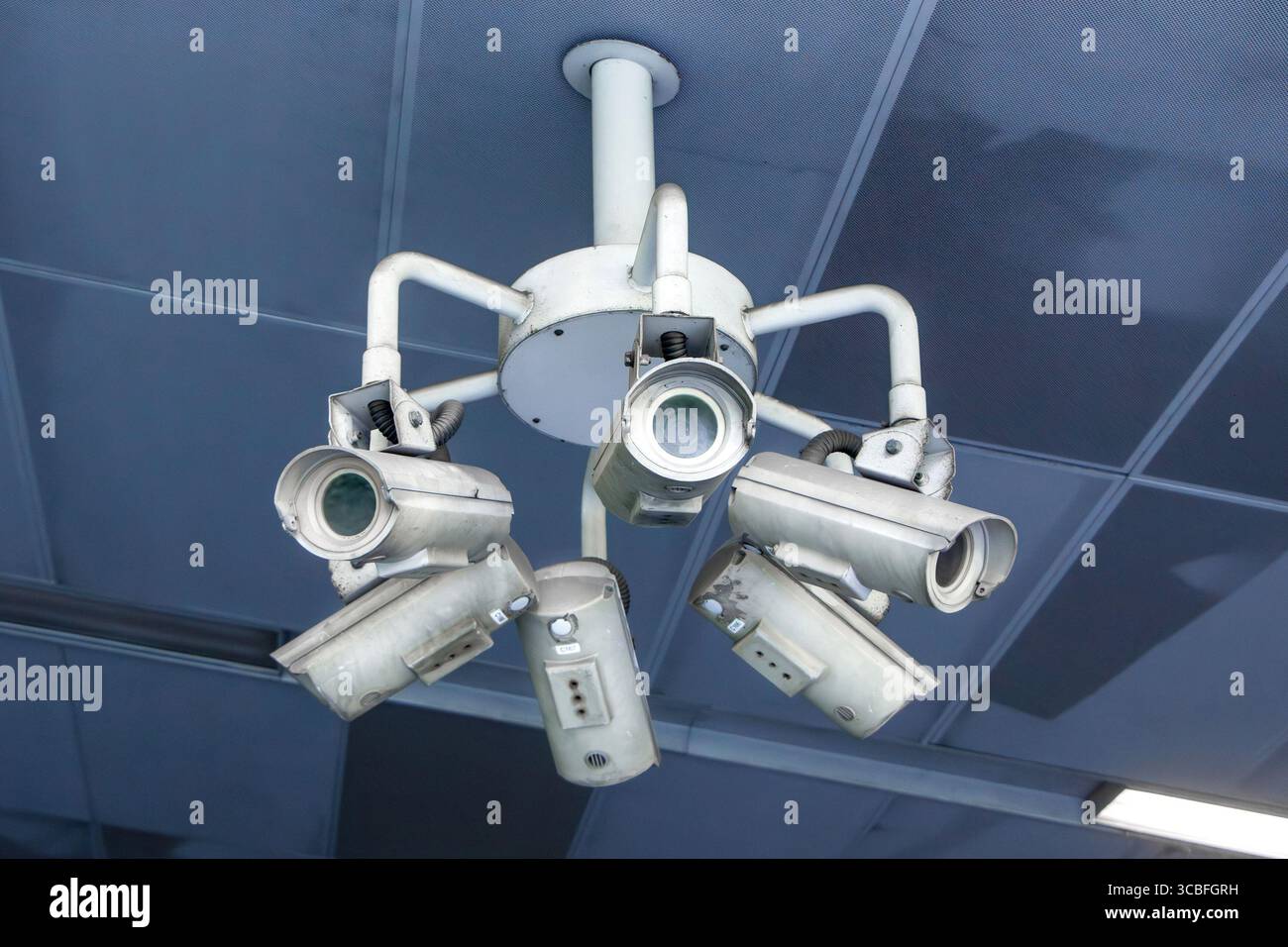 Cluster aus mehreren Überwachungskameras an einer Decke zur Überwachung in einer modernen Gebäudeumgebung singapore MRT Metro CBD Stockfoto