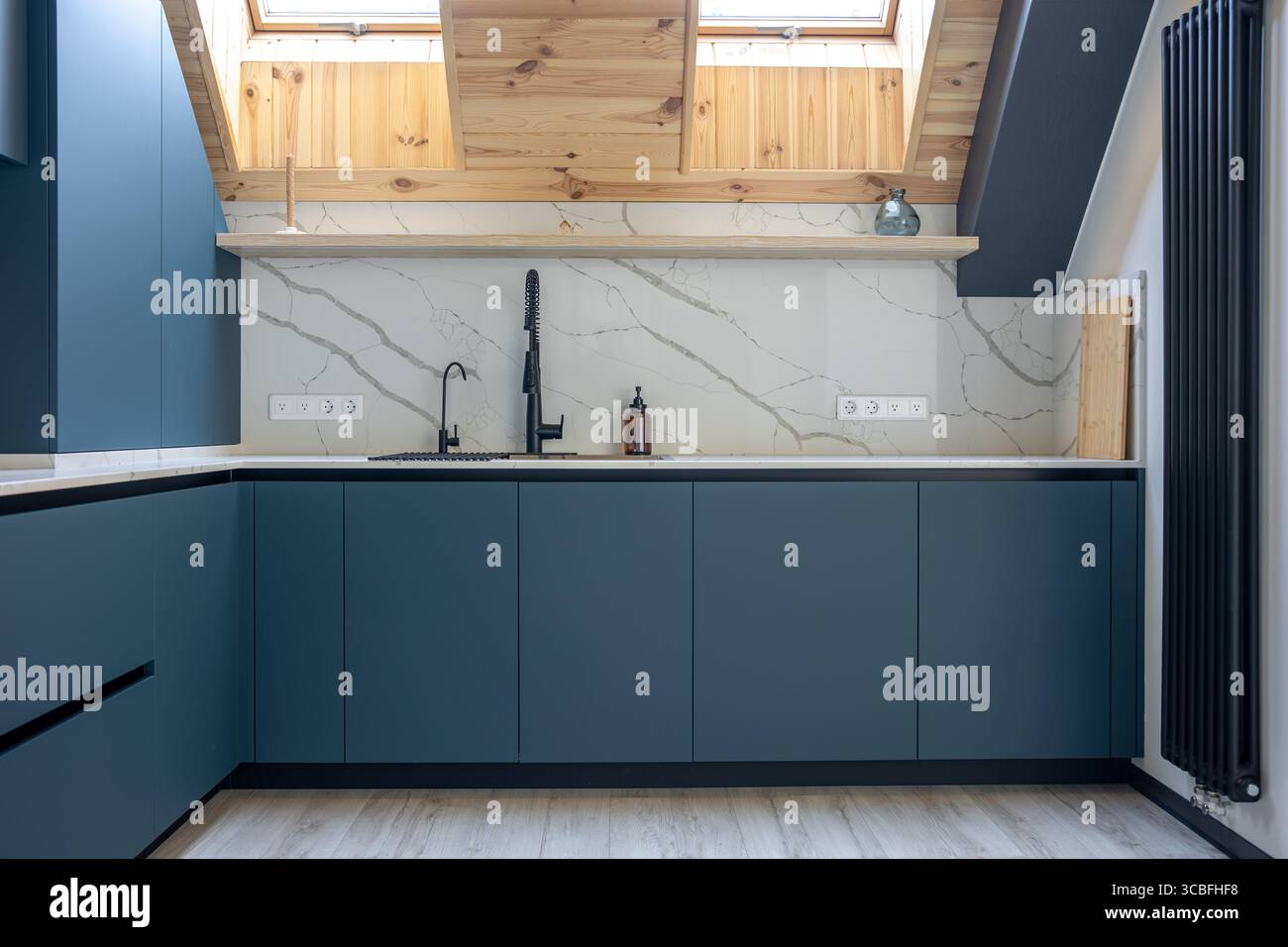 Moderne Dachküche. Minimalistischer Innenraum. Blau matte Schränke. Stockfoto