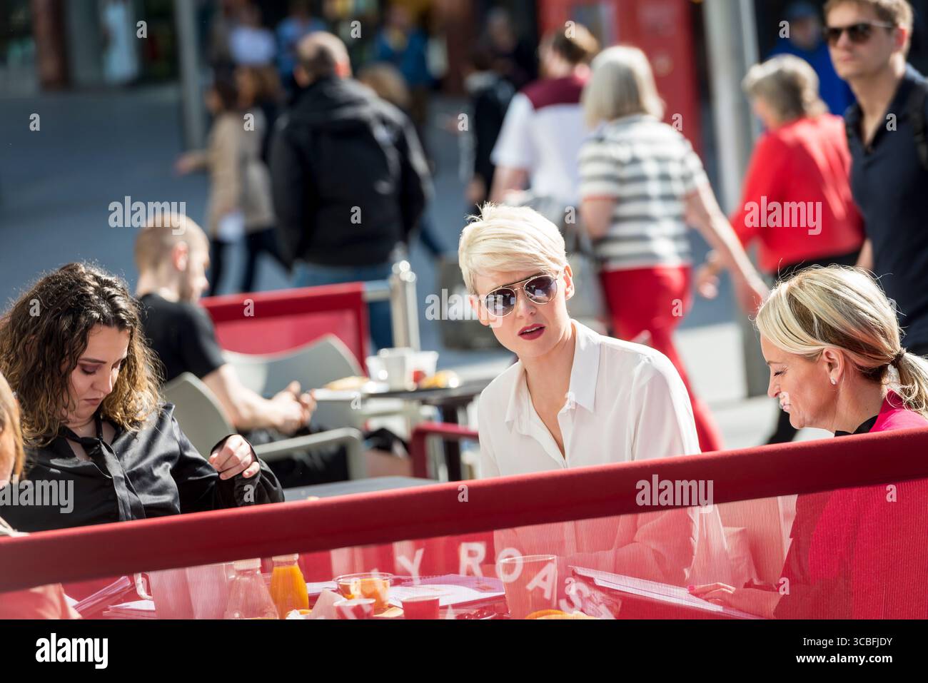 An einem sonnigen Tag genießen die Leute Drinks und Gespräche in einem Café im Stadtzentrum von Liverpool. Stockfoto