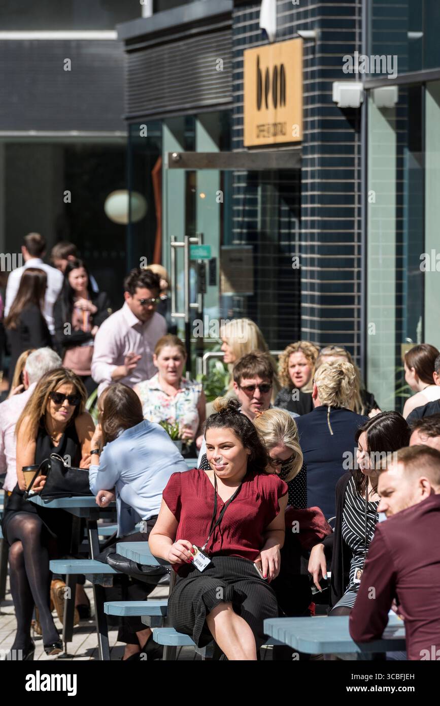 Stadtarbeiter und Freunde genießen ein Mittagessen in einem Café im Freien in Liverpool an einem sonnigen Tag und halten den lebendigen urbanen Lebensstil und die Kultur des Cafés fest. Stockfoto
