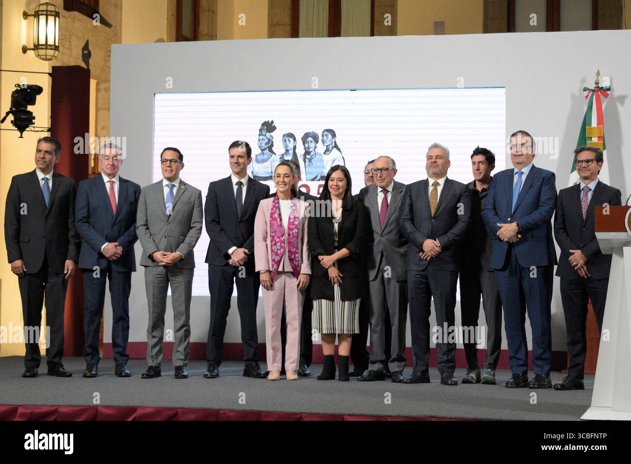 Mexicos Präsidentin Claudia Sheinbaum hält Briefing mexikanische Präsidentin Claudia Sheinbaum Pardo, begleitet von Mexikos Wirtschaftsminister Marcelo Ebrard Casaubon Mexikos Gesundheitsminister David Kershenobich Stalnikowitz Direktor der Carnot Laboratories, Edmundo Jimenez Luna Bayer Direktor in Mexiko, Manuel Bravo Pereyra AstraZeneca Mexico CEO Julio Ordaz Michoacan Gouverneur Alfredo Ramirez Bedolla Bedolla, CEO von Mexiko, CEO von Bayer, Daniel Artifibras Mexiko, CEO der Nationalen Pharma-Palazzo, nach dem Plan von Bayer, Daniel Artifibras Mexiko, Daniel Artifibras, der Nationalen Plan von Bayer. Am 7. August 2025 in Mexiko-Stadt. Mexiko Ci Stockfoto