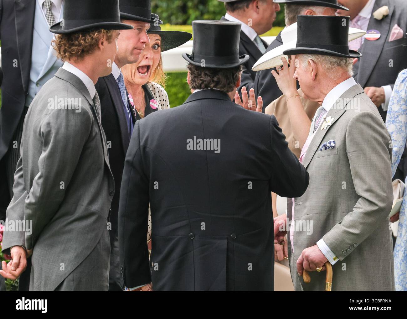 König Charles spricht mit einer Gruppe, darunter Sarah, Duchess of York in Royal Ascot, Großbritannien Stockfoto