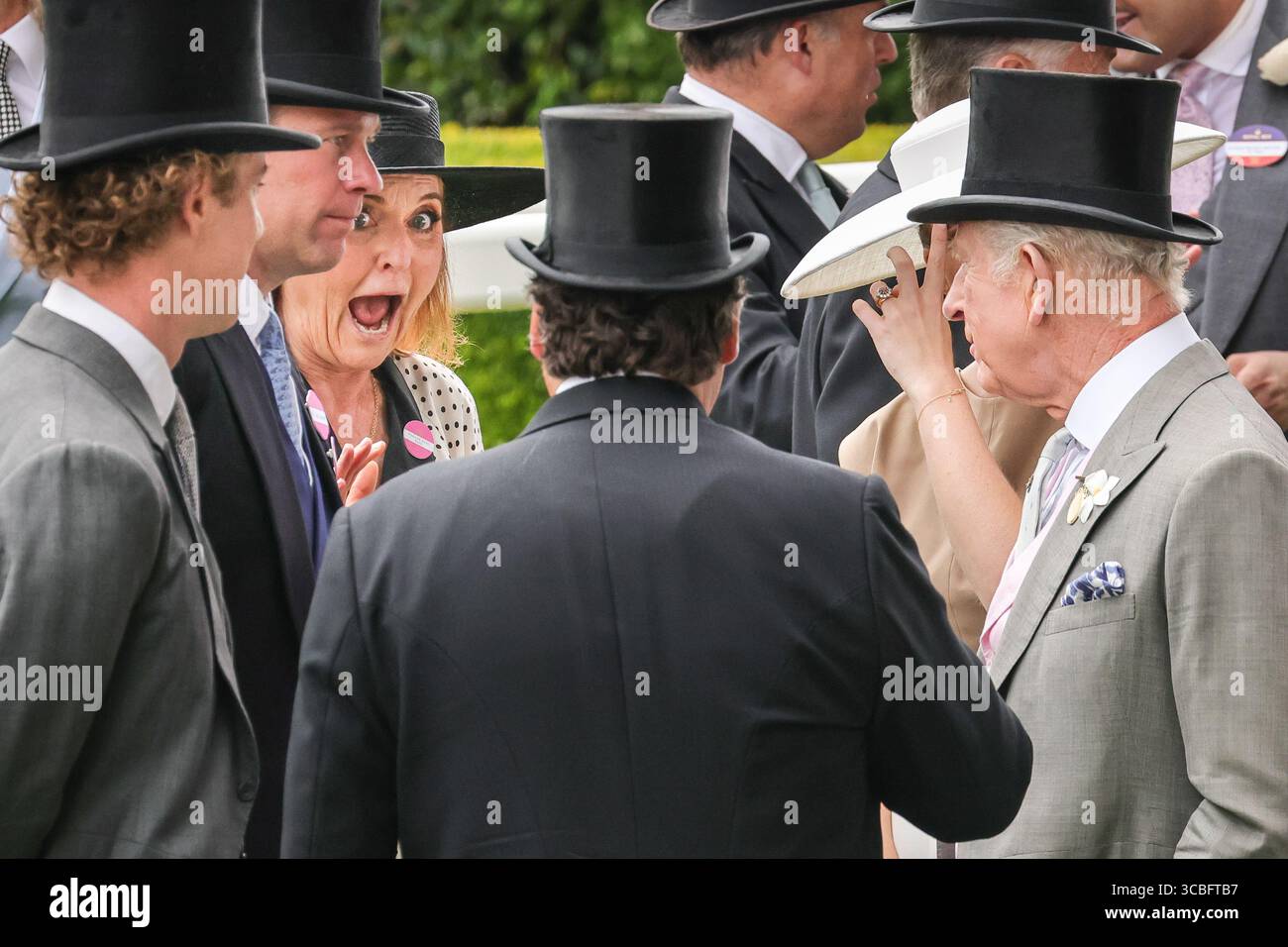 König Charles spricht mit einer Gruppe, darunter Sarah, Duchess of York, (sieht überrascht aus), Royal Ascot, Großbritannien Stockfoto