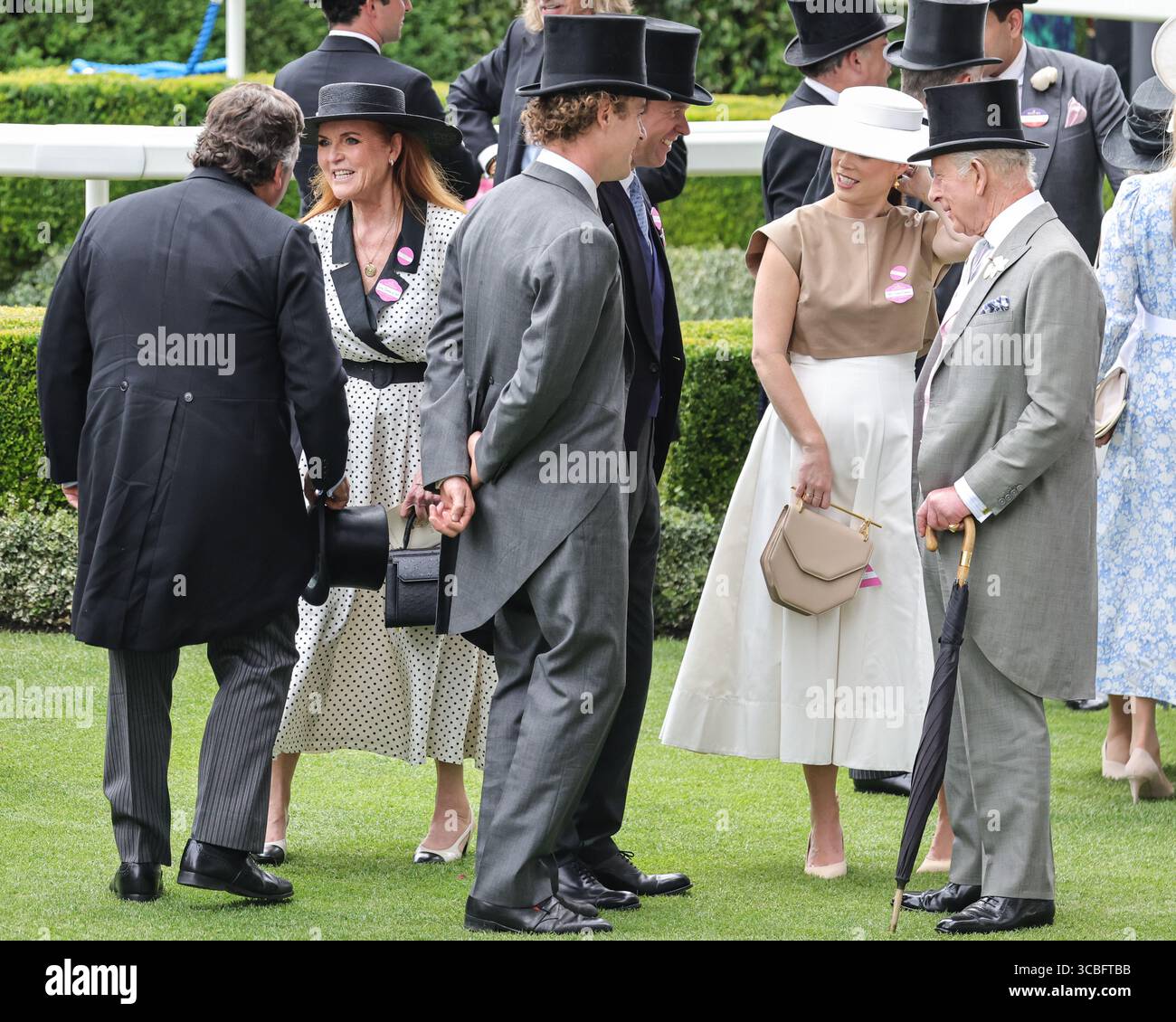 Sarah Ferguson, Herzogin von York, Prinzessin Eugenie, König Charles, andere, Royal Ascot Berkshire, Großbritannien Stockfoto