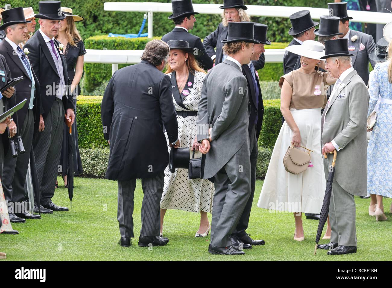 Von rechts nach links) König Charles, Prinzessin Eugenie, andere, die Herzogin von York (Sarah Ferguson, Royal Ascot 2025, Berkshire, Vereinigtes Königreich Stockfoto