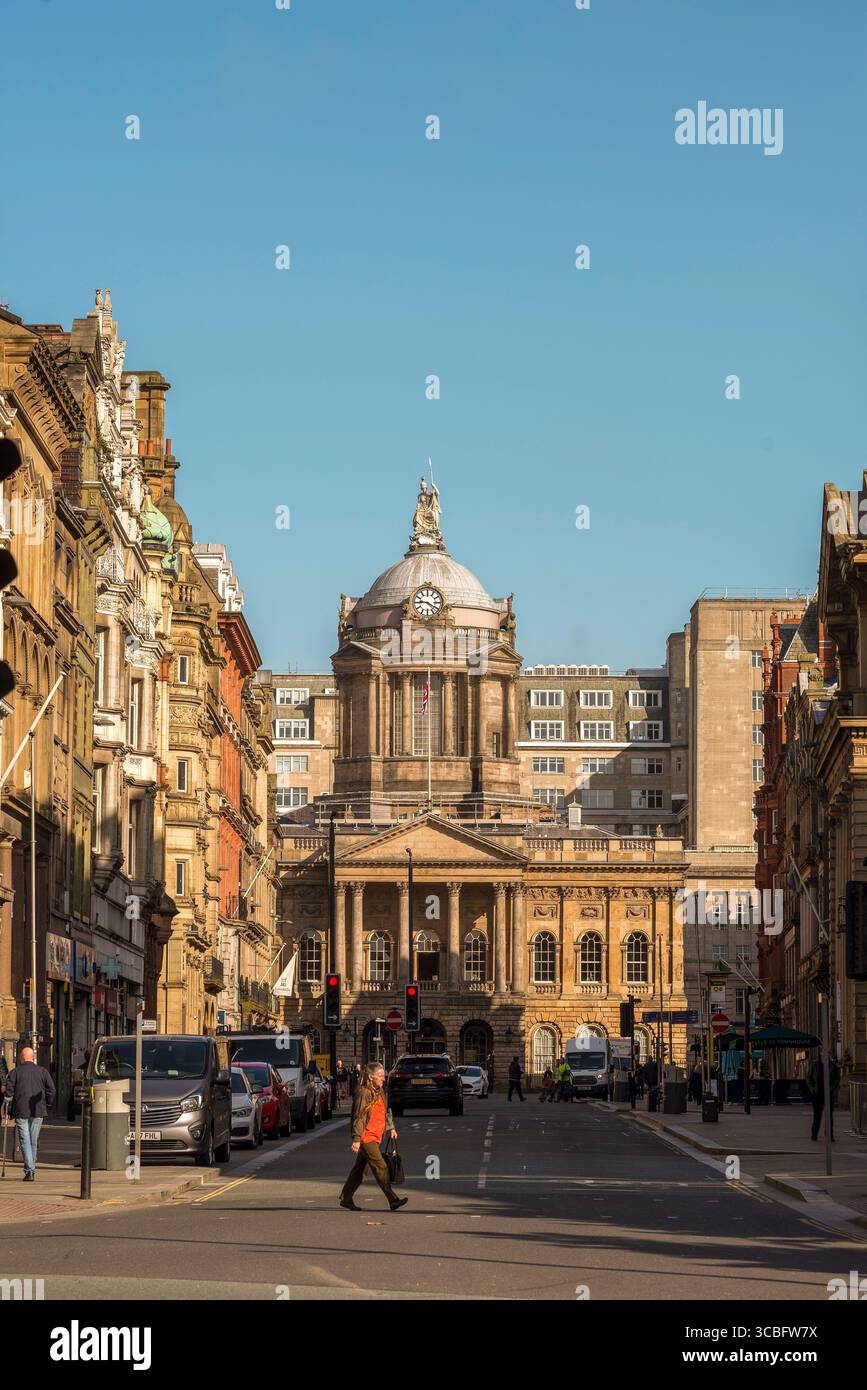 Liverpool Town Hall, ein georgianisches architektonisches Wahrzeichen, das entlang einer belebten Straße im Stadtzentrum von Merseyside, England, Großbritannien, gesehen wird. Stockfoto