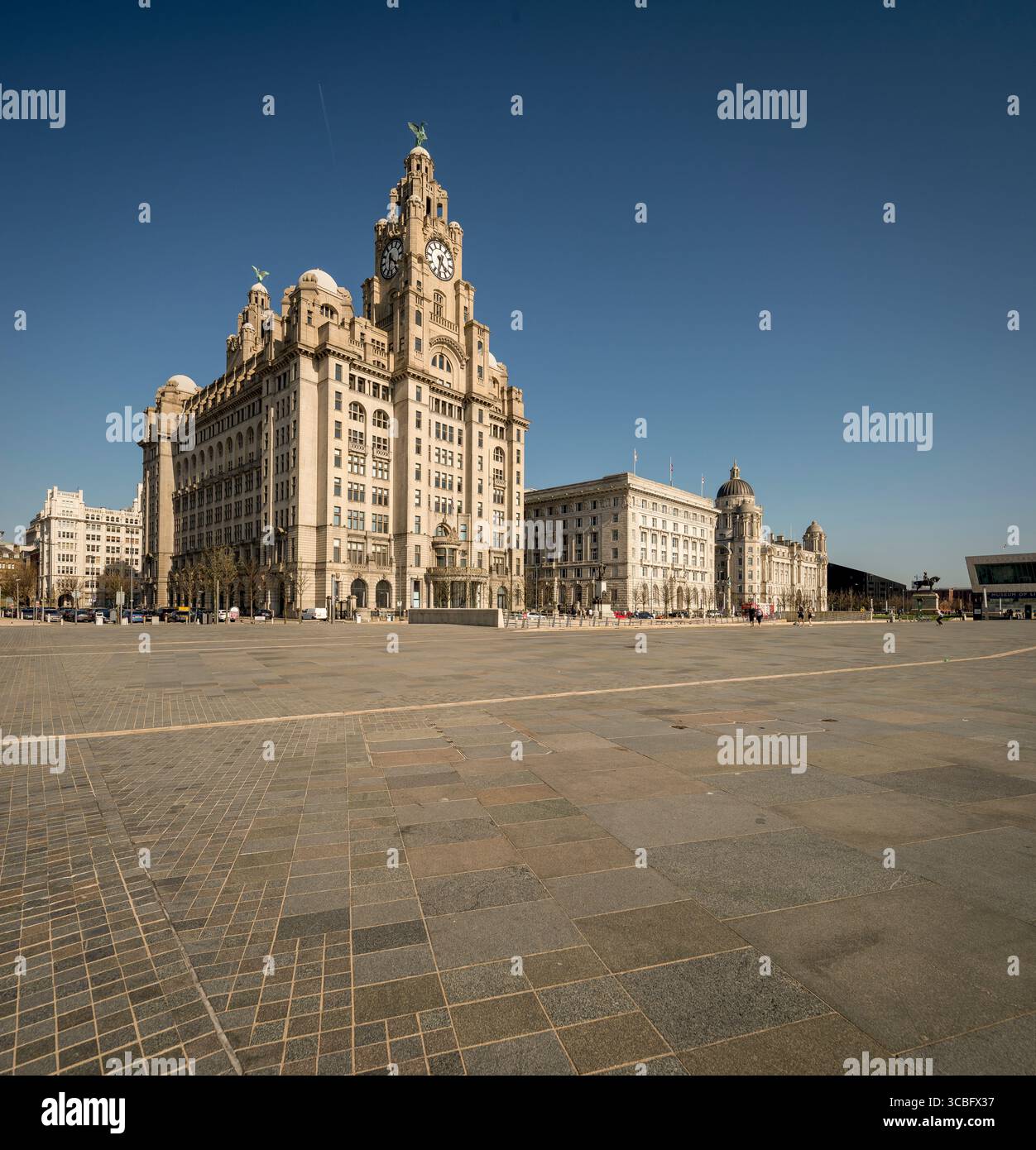 Weiter Blick auf das Royal Liver Building und den Pier Head plaza in Liverpool, England, Teil der zum UNESCO-Weltkulturerbe gehörenden Uferpromenade. Stockfoto