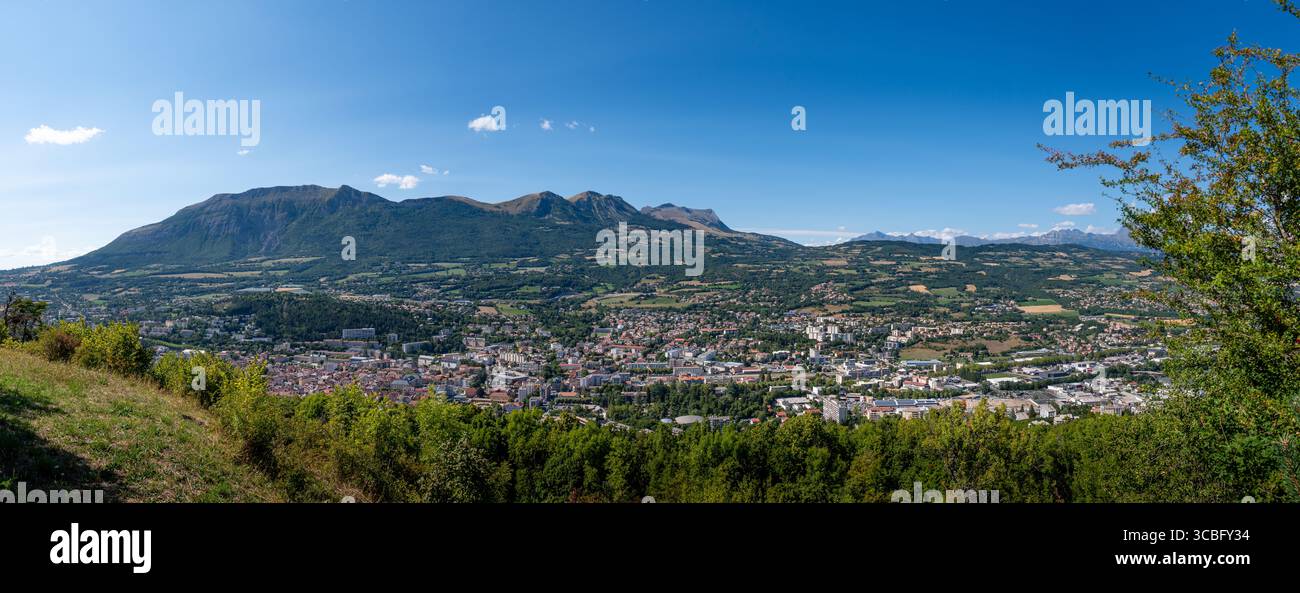 Panoramablick auf die Stadt Gap, Frankreich, und die umliegenden Berge, im französischen Departement Hautes-Alpes, in Provence-Alpes-Cote d'Azur Stockfoto