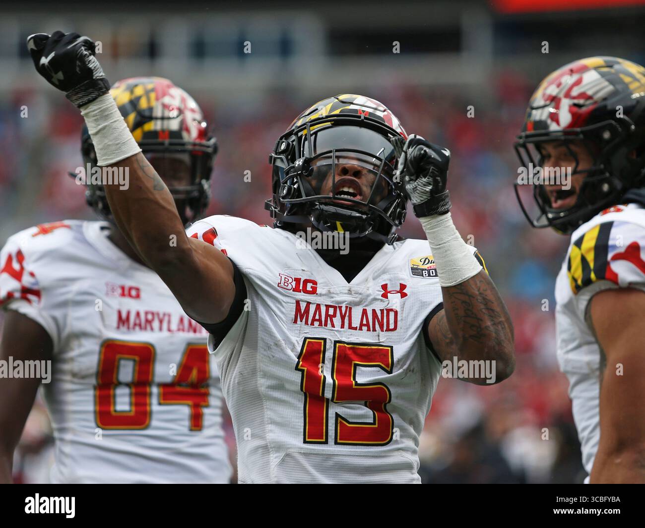 30. Dezember 2022, Charlotte, North Carolina, USA: Terrapins Wide Receiver OCTAVIAN SMITH JR. (15) feiert während des NCAA Football Bowl-Spiels zwischen dem North Carolina State Wolfpack und den Maryland Terrapins im Dukes Mayo Bowl im Bank of America Stadium. (Kreditbild: © Wes Hight/ZUMA Press Wire) Stockfoto