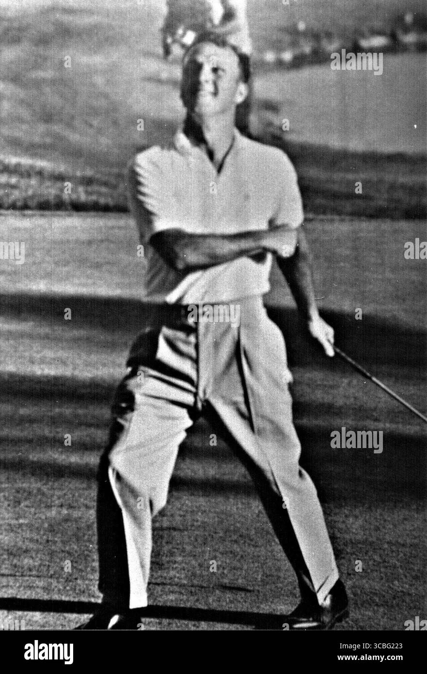 1960: Der Cherry Hills Country Club (Englewood, Colorado) Arnold Palmer, liebevoll als „The King“ bekannt, war eine der charismatischsten und einflussreichsten Persönlichkeiten des Golfs. Sein aggressiver Spielstil, seine magnetische Persönlichkeit und seine Rolle bei der weltweiten Popularisierung des Golfs machten ihn zu einer beliebten Ikone. Große Meisterschaften gewonnen (insgesamt 7): Masters Tournament – 4 Siege (1958, 1960, 1962, 1964) U.S. Open – 1 Sieg (1960) The Open Championship – 2 Siege (1961, 1962) PGA Tour Siege: 62 half mit seinem aufregenden Stil und seinem freundlichen Demeano, Golf im Fernsehzeitalter populär zu machen Stockfoto