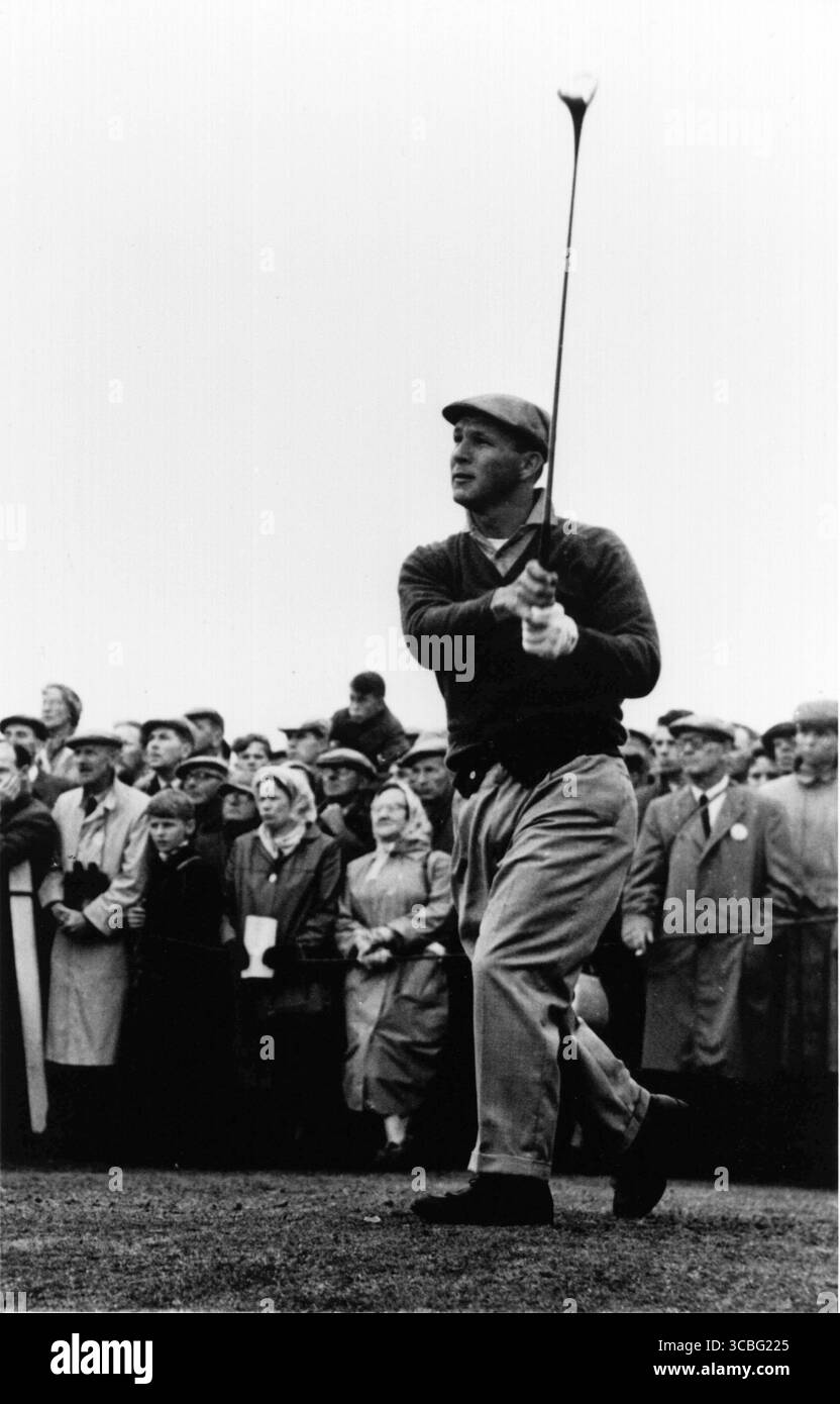 ARNOLD PALMER - DIE OFFENE MEISTERSCHAFT 1960- ST. ANDREWS Arnold Palmer, liebevoll als „der König“ bekannt, war eine der charismatischsten und einflussreichsten Persönlichkeiten des Golfs. Sein aggressiver Spielstil, seine magnetische Persönlichkeit und seine Rolle bei der weltweiten Popularisierung des Golfs machten ihn zu einer beliebten Ikone. Große Meisterschaften gewonnen (insgesamt 7): Masters Tournament – 4 Siege (1958, 1960, 1962, 1964) U.S. Open – 1 Sieg (1960) The Open Championship – 2 Siege (1961, 1962) PGA Tour Siege: 62 half mit seinem aufregenden Stil und seinem freundlichen Auftreten, Golf im Fernsehzeitalter populär zu machen. Stockfoto
