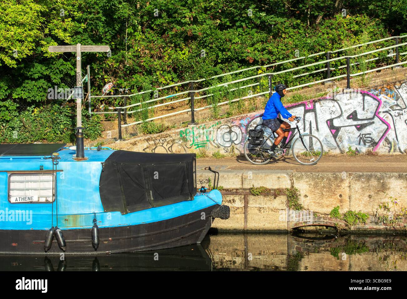 London, England, Großbritannien, 8. August 2025. Radfahrer genießen eine entspannte Fahrt entlang des Lea Valley Trawpath im Norden Londons vor der vorhergesagten viertägigen Hitzewelle im August. Die Temperaturen werden voraussichtlich über 30 °C in London und im Südosten vom 11. Bis 15. August erreichen. Quelle: Flavia Brilli/Alamy Live News Stockfoto