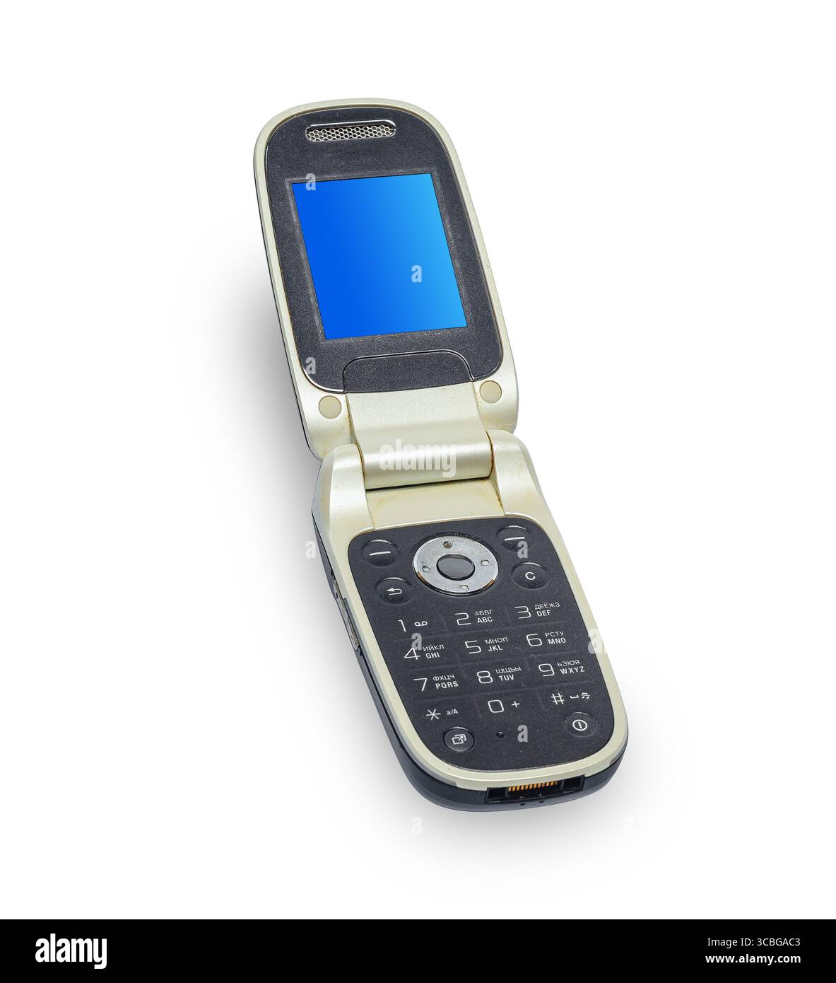 Zersetztes altes Telefon mit Knöpfen auf weißem Hintergrund, isoliert. Altes Mobiltelefon benutzt. Konzept der Verwendung und des Recyclings von Elektronikschrott. Alte Gadgets. Stockfoto