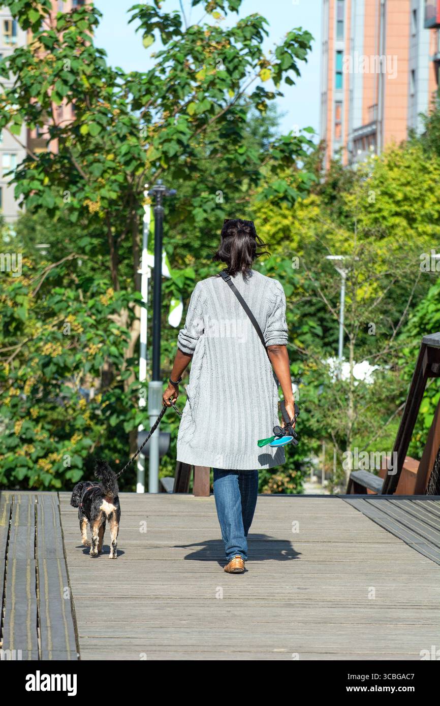 London, England, Großbritannien, 8. August 2025. Frau genießt einen entspannenden Spaziergang mit ihrem Hund entlang des Lea Valley Kanals in Nord-London vor der vorhergesagten viertägigen August-Hitzewelle. Die Temperaturen werden voraussichtlich über 30 °C in London und im Südosten vom 11. Bis 15. August erreichen. Quelle: Flavia Brilli/Alamy Live News Stockfoto