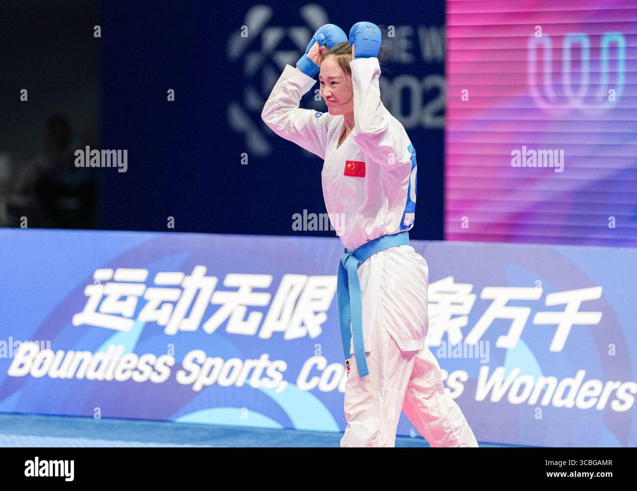 Chengdu, Chinas Provinz Sichuan. August 2025. Wei Yuchun aus China reagiert während des 55 kg schweren Halbfinalspiels der Frauen zwischen Wei Yuchun aus China und Anzhelika Terliuga aus Ukraine of Karate bei den World Games 2025 in Chengdu, südwestchinesische Provinz Sichuan, 8. August 2025. Quelle: Tenzin Nyida/Xinhua/Alamy Live News Stockfoto