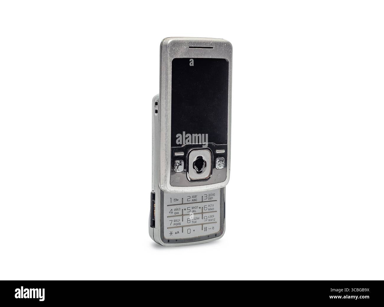 Altes Klapptelefon mit Knöpfen auf weißem Hintergrund, isoliert. Altes Mobiltelefon benutzt. Konzept der Verwendung und des Recyclings von Elektronikschrott. Alte Gadgets. Stockfoto