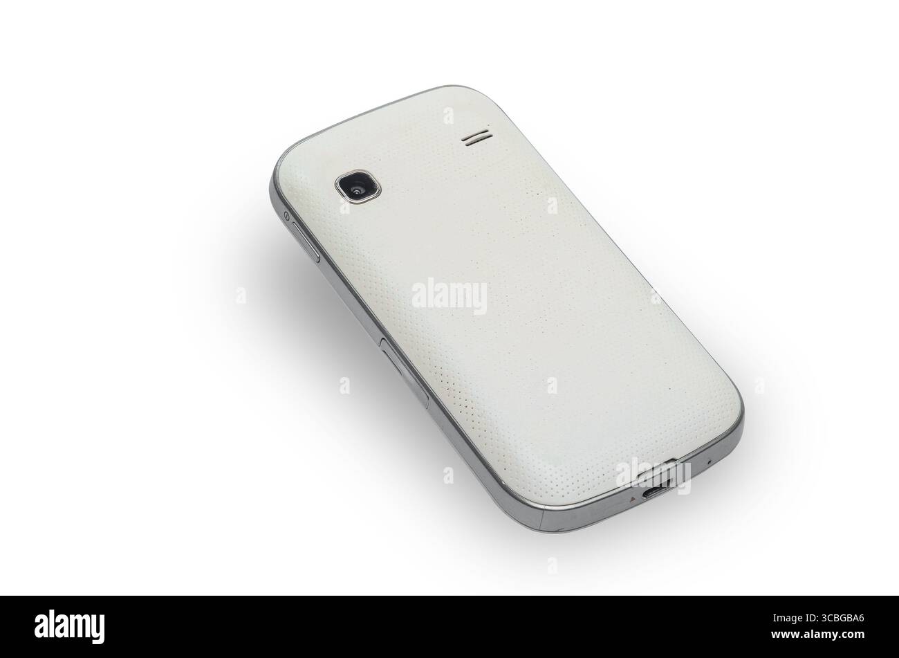 Altes weißes Samsung Flip-Telefon. Altes Mobiltelefon benutzt. Konzept der Verwendung und des Recyclings von Elektronikschrott. Rückansicht, weißer Hintergrund, isoliert. Stockfoto