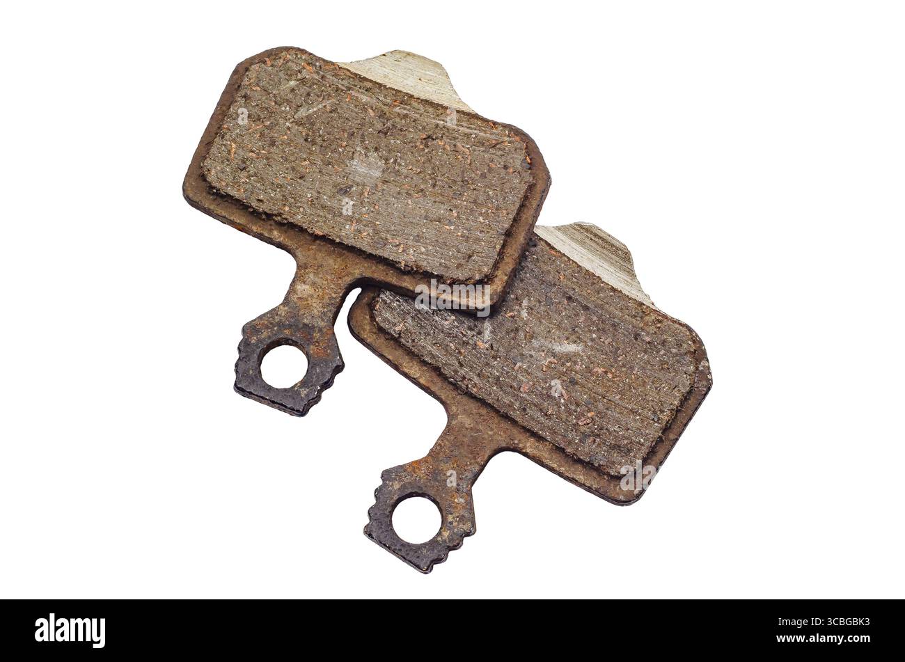 Gebrauchte Fahrradbremsbeläge auf weißem Hintergrund, isoliert. Demonstration von Design und Verschleiß, Eignung zum Radfahren. Konzept des Fahrradteils Stockfoto