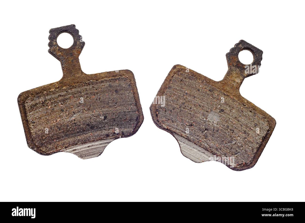 Abgenutzte Fahrradbremsbeläge auf weißem Hintergrund, isoliert. Demonstration von Design und Verschleiß, Eignung zum Radfahren. Konzept des Fahrradzugangs Stockfoto