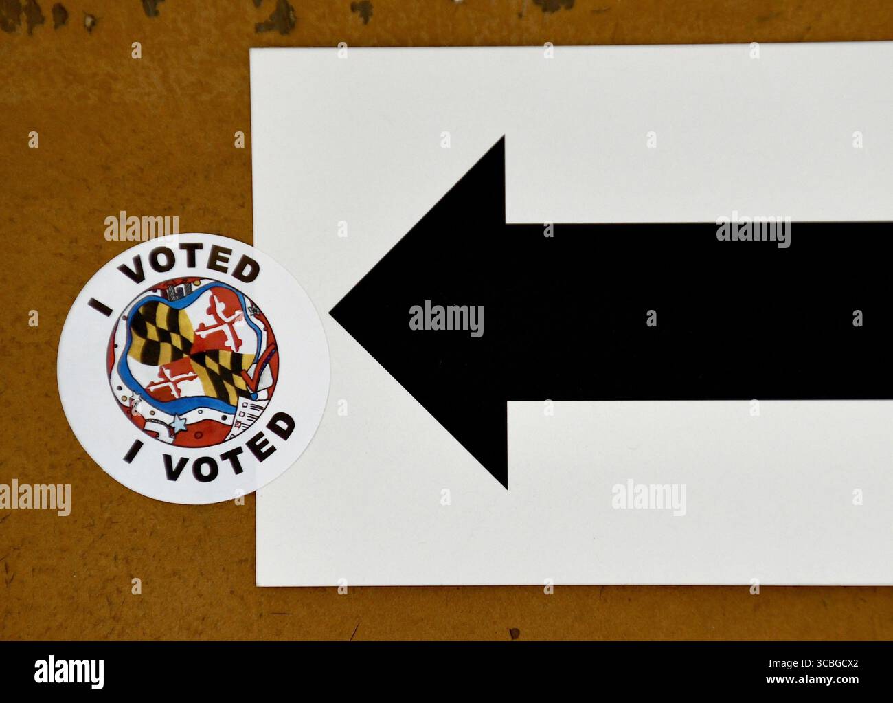 4. November 2022: Ein Aufkleber mit dem Titel „Ich habe gestimmt“ von der Vorwahl vor einem Wahlort in East Baltimore. (Bild: © Kim Hairston/Baltimore Sun über ZUMA Press Wire) Stockfoto