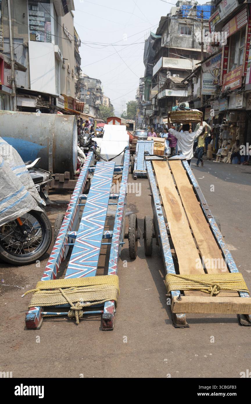 Straßen von Mumbai, Crawford Market, Indien, Kleinunternehmen und Transport, Marktstand und Handwagen, 02.04.2025 Stockfoto