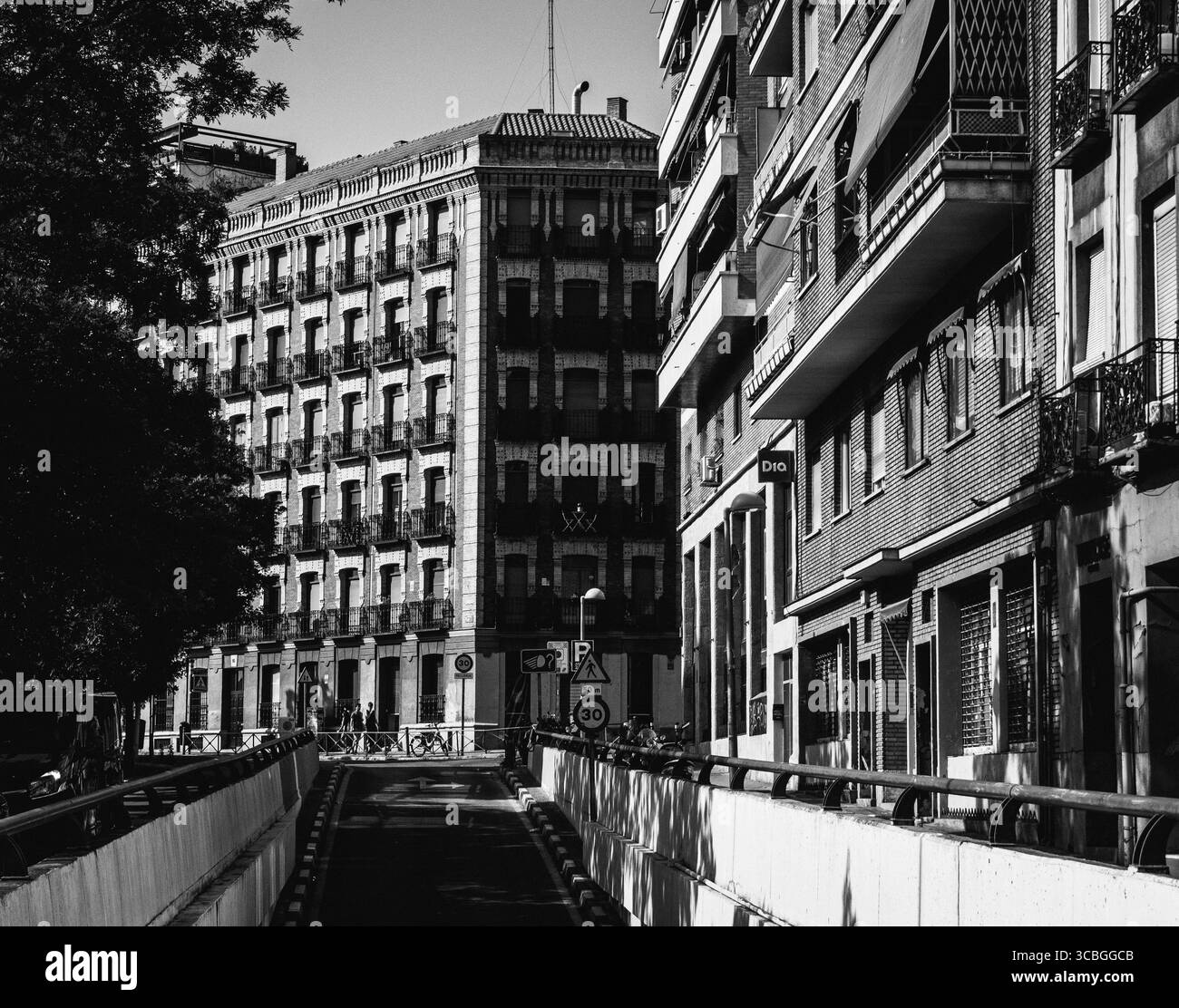 Straßenblick auf die Gebäude im Zentrum von Madrid. Klassische Gebäude. Fotografie in Schwarzweiß. Stockfoto