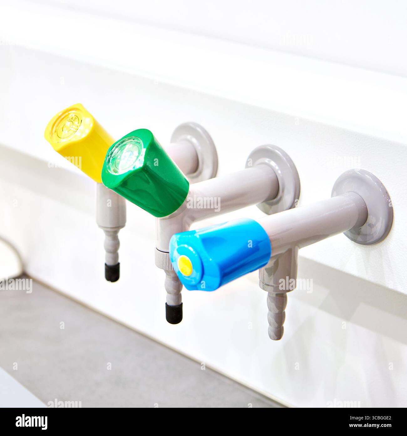Hähne im Chemielabor Stockfoto