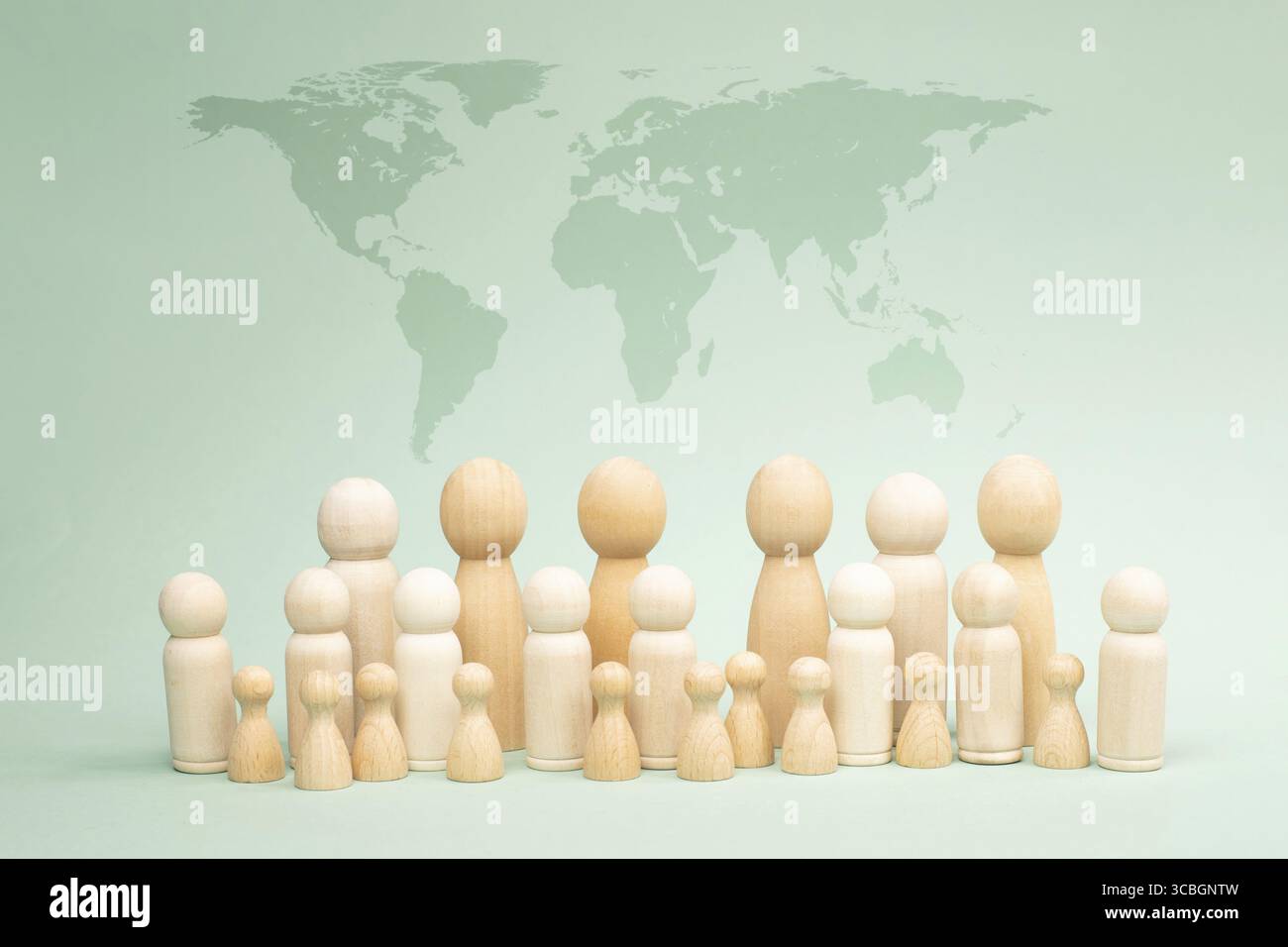 Multikulturelle Bevölkerung, Menschen mit Weltkarte, keine Diskriminierung und Rassismus, Freundschaft, Teamarbeit, humanitäre Hilfe, Menschenrechte, Unterstützung und bzw. Stockfoto