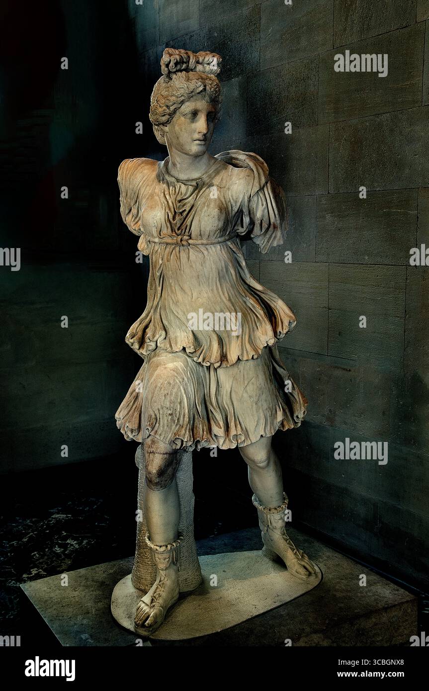 Artemis (Diana) vom Typ Rospigliosi ist eine römische Marmorkopie eines verlorenen griechischen Bronzestatzes aus dem 1. Bis 2. Jahrhundert n. Chr. Diese Statue zeigt die griechische Göttin Artemis, in der römischen Mythologie auch Diana genannt, und ist bekannt für ihre Darstellung der Göttin in einer Jagdposition. Die ursprüngliche griechische Bronzeskulptur stammt vermutlich aus dem 4. Jahrhundert v. Chr. und wird dem Bildhauer Leochares zugeschrieben.Louvre Museum Paris Frankreich Stockfoto