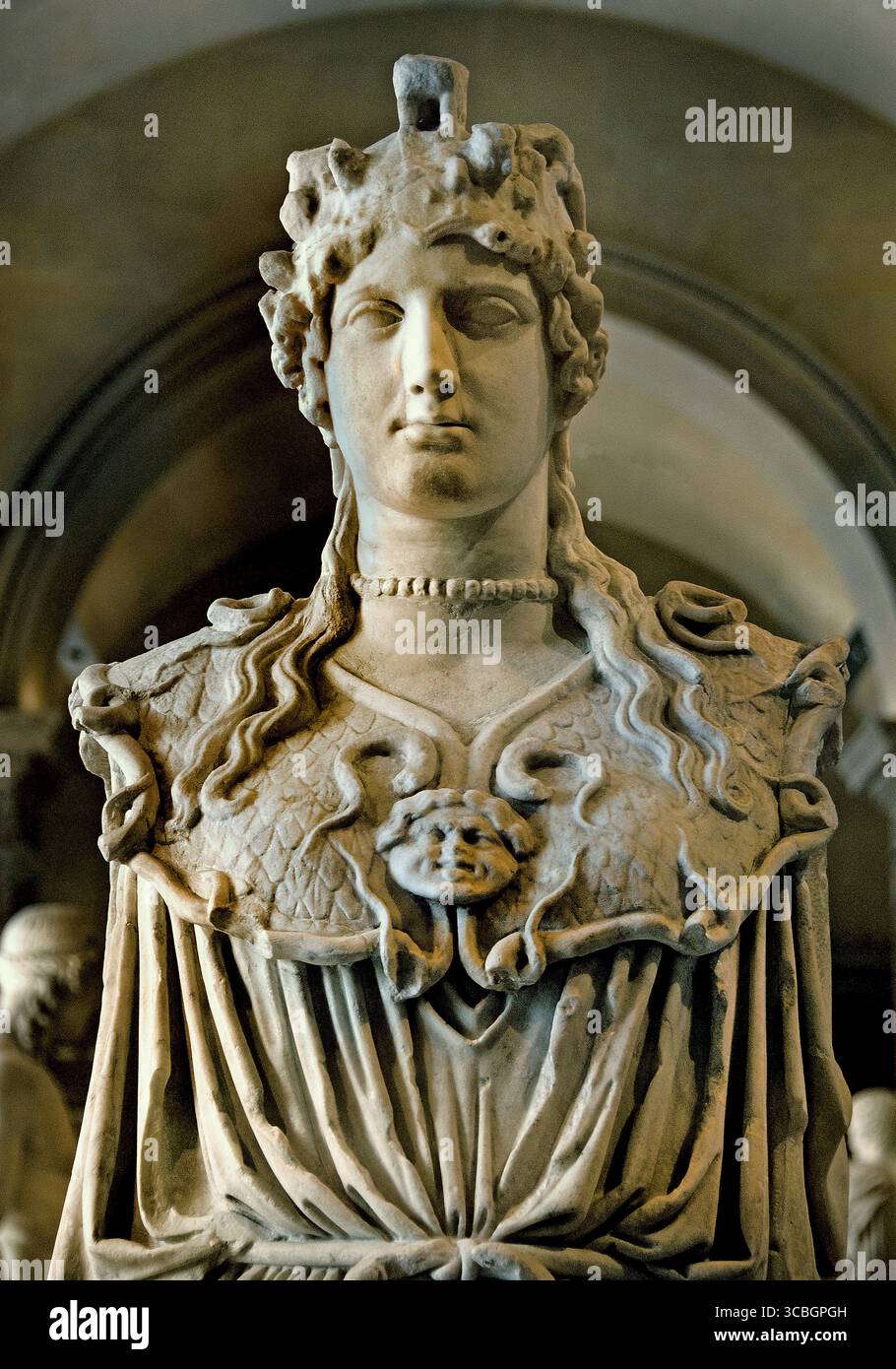 Athena Parthenos Marmor römische Kopie aus dem 1.–2. Jh. n. Chr. nach 5. Jh. n. Chr. Original von Phidias Griechenland Louvre Museum Paris Frankreich (Athena Parthenos war eine monumentale, ikonische Statue der Göttin Athena, die der Bildhauer Phidias um 447-438 v. Chr. für den Parthenon in Athen schuf. Diese kolossale Statue aus Elfenbein und Gold über einem Holzkern zeigt Athena voll bewaffnet mit einer Statue von Nike (Sieg) und einem Speer. Es war ein Symbol der Macht, des Reichtums und der Hingabe an ihre Schutzgöttin und ein Meisterwerk der griechischen Kunst. Stockfoto