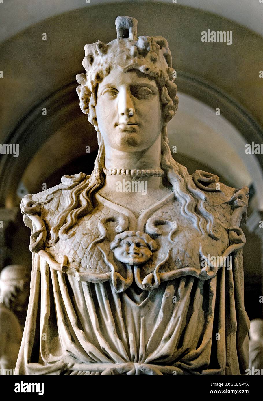 Athena Parthenos Marmor römische Kopie aus dem 1.–2. Jh. n. Chr. nach 5. Jh. n. Chr. Original von Phidias Griechenland Louvre Museum Paris Frankreich (Athena Parthenos war eine monumentale, ikonische Statue der Göttin Athena, die der Bildhauer Phidias um 447-438 v. Chr. für den Parthenon in Athen schuf. Diese kolossale Statue aus Elfenbein und Gold über einem Holzkern zeigt Athena voll bewaffnet mit einer Statue von Nike (Sieg) und einem Speer. Es war ein Symbol der Macht, des Reichtums und der Hingabe an ihre Schutzgöttin und ein Meisterwerk der griechischen Kunst. Stockfoto