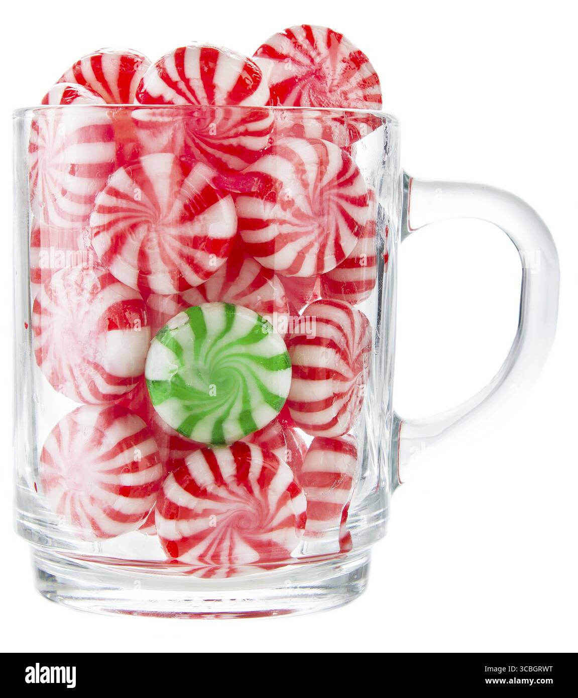 Harte rote und weiße Bonbonbonbonbonbons mit einer grünen in der Mitte in einer transparenten Tasse Stockfoto