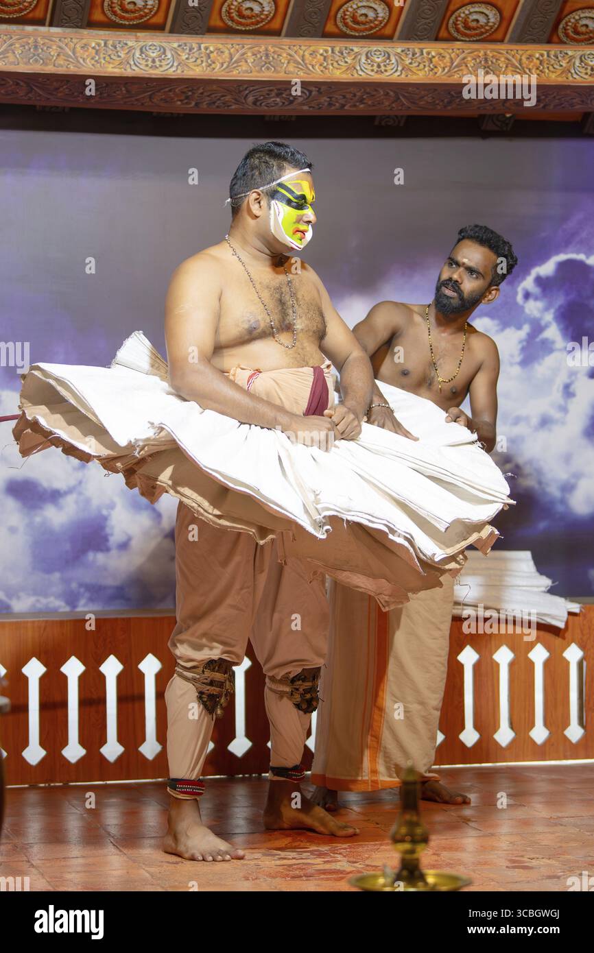Kathakali-Darsteller gettig Dreded, Kerala, malayalam traditioneller klassischer indischer Tanz, Mime, Drama und Musik, hinduistische Mythologie-Geschichte, Puranas, The Stockfoto