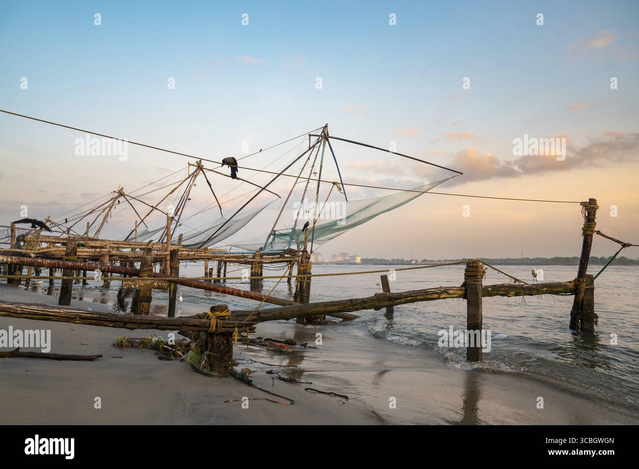 Chinesische Fischernetze am Ufer von Kochi, Kerala in Indien, Cheena vala oder Tangkul, traditionelles stationäres Liftnetz Stockfoto