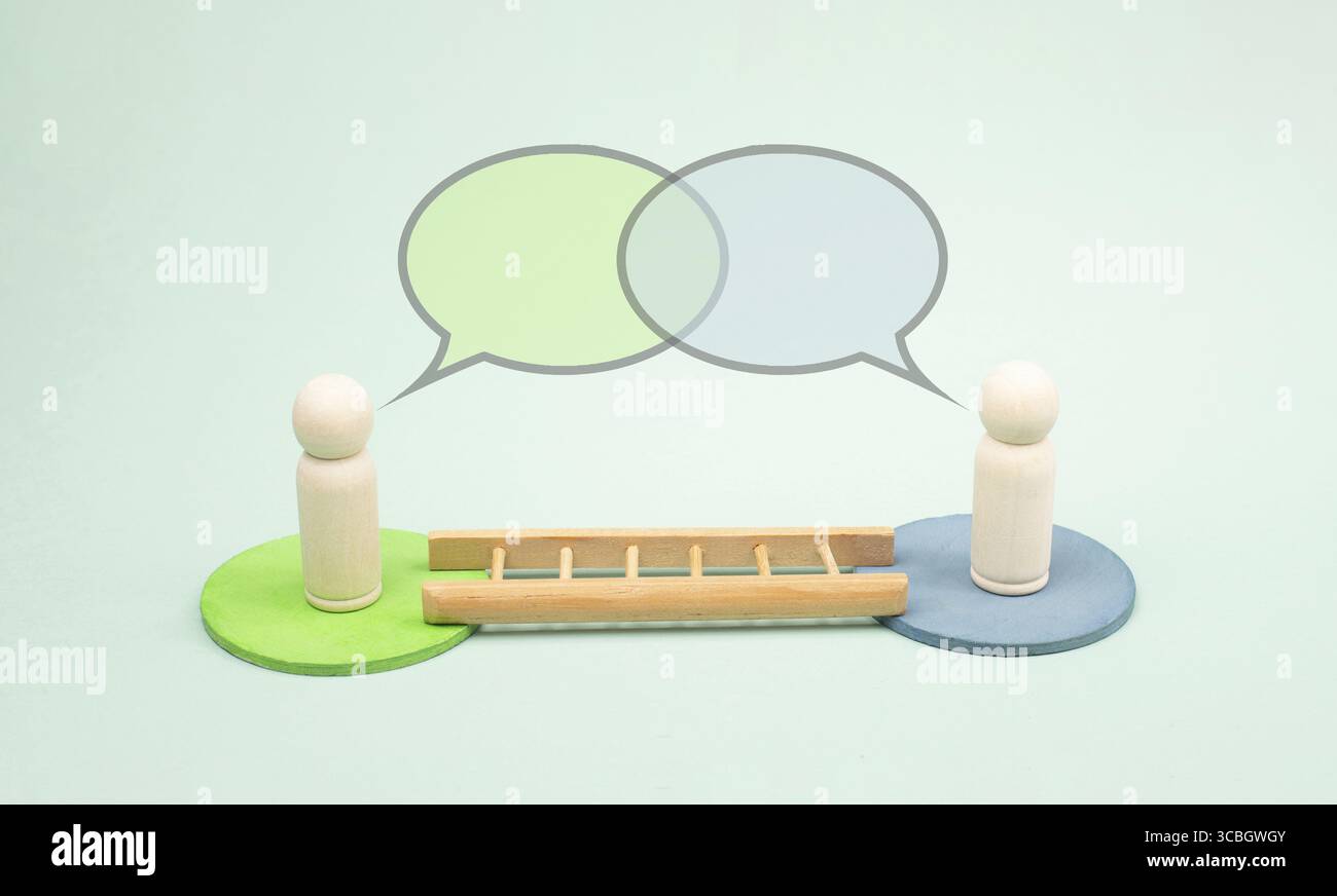 Unterschiedliche Meinungen, Grenzen überwinden, Verhandlungen, politische Konfrontation, Diskussion, Kommunikation und Lösung durch Teamarbeit, Gruppe von Menschen Stockfoto