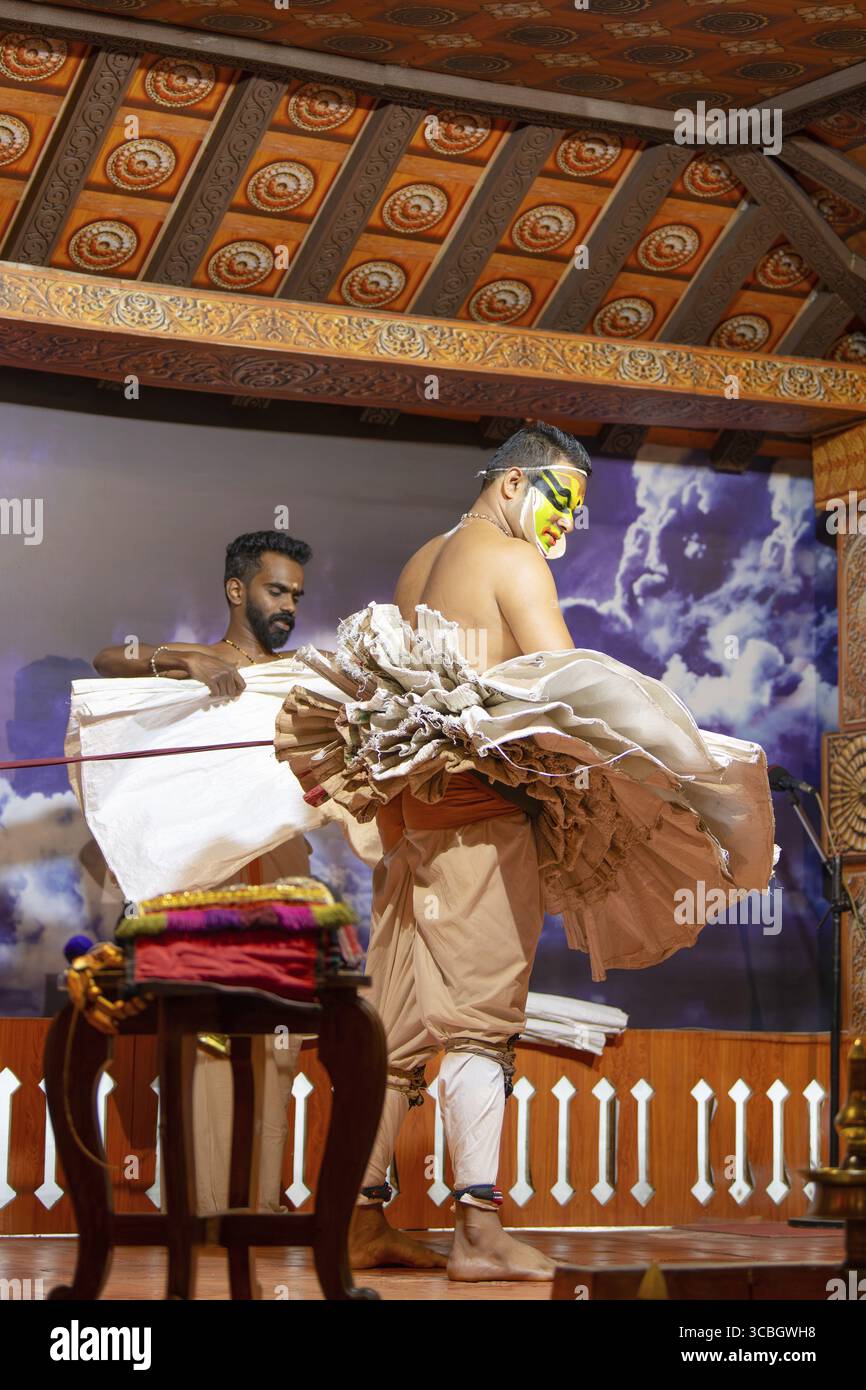 Kathakali-Darsteller gettig Dreded, Kerala, malayalam traditioneller klassischer indischer Tanz, Mime, Drama und Musik, hinduistische Mythologie-Geschichte, Puranas, The Stockfoto