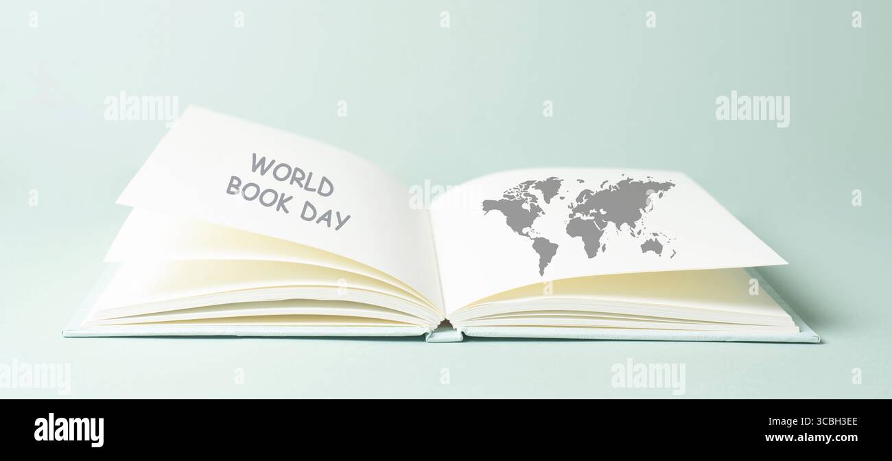 Bildung, Wissen und Fähigkeiten lernen mit Literatur, Weltbuchtag, offenes Buch, Weltkarte, Lesen einer Geschichte Stockfoto