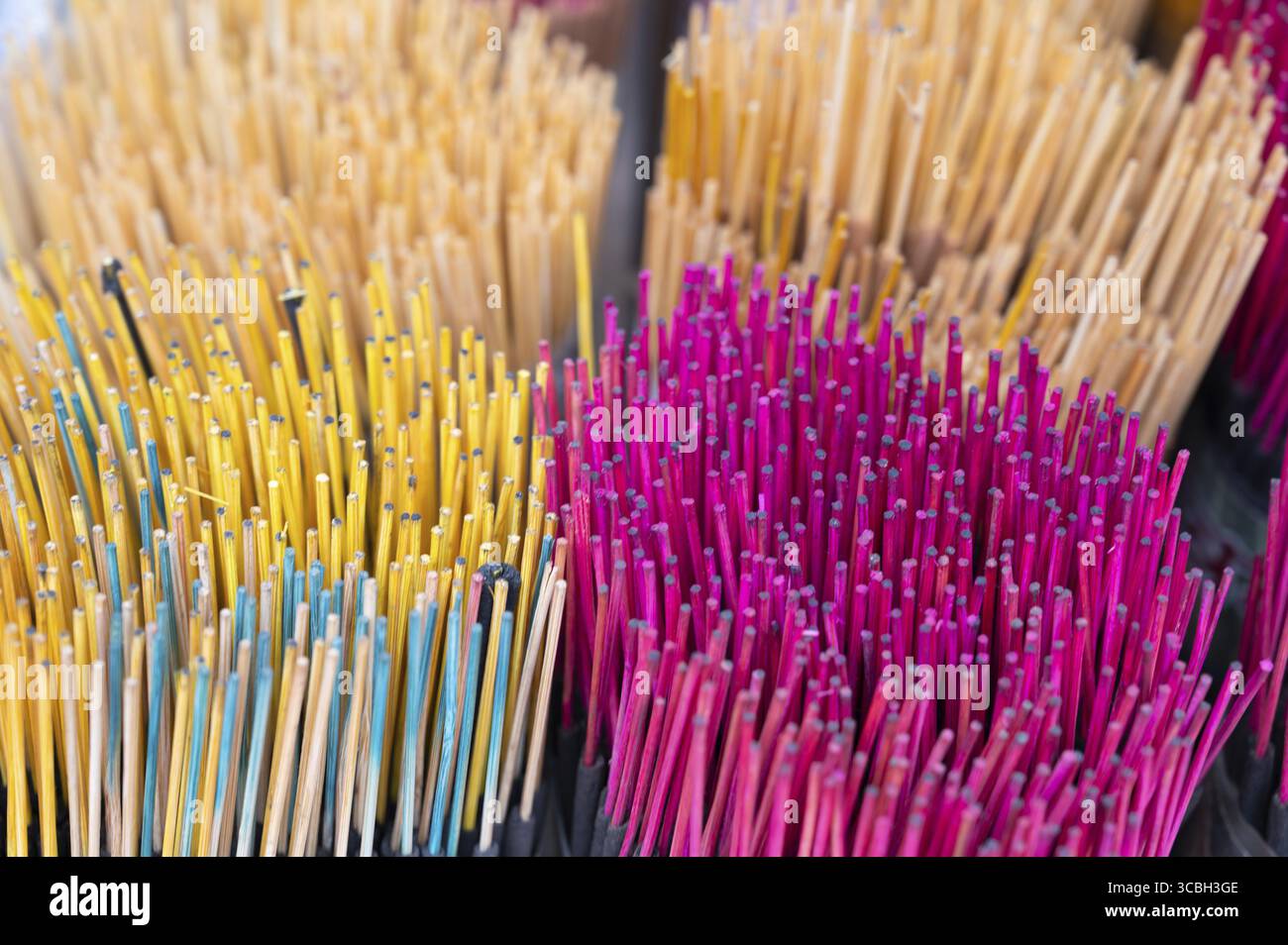 Farbenfrohe Räucherstäbchen an einem Marktstand in Indien, Agarbatti, die für religiöse Rituale in Asien verwendet werden, die Arbeit des hinduismus, buddhismus und jainismus Stockfoto