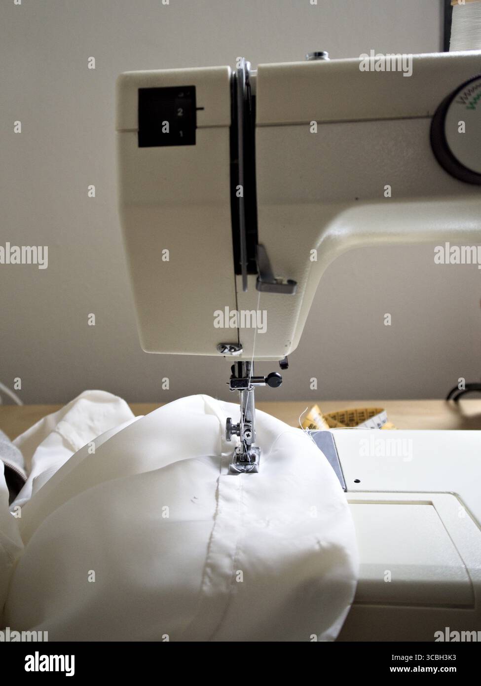 Vintage-Nähmaschine in eleganter Komposition. Minimale Darstellung dieses traditionellen Handwerks. Stockfoto