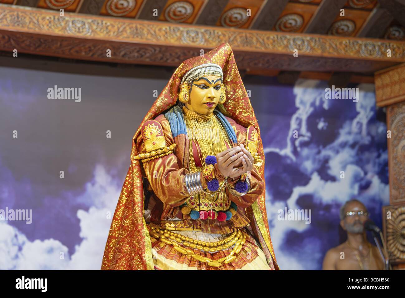Kathakali-Aufführung in Kerala, malayalam traditioneller klassischer indischer Tanz, Mime, Drama und Musik, hinduistische Mythologie Story, Puranas, Thekkady in in Stockfoto