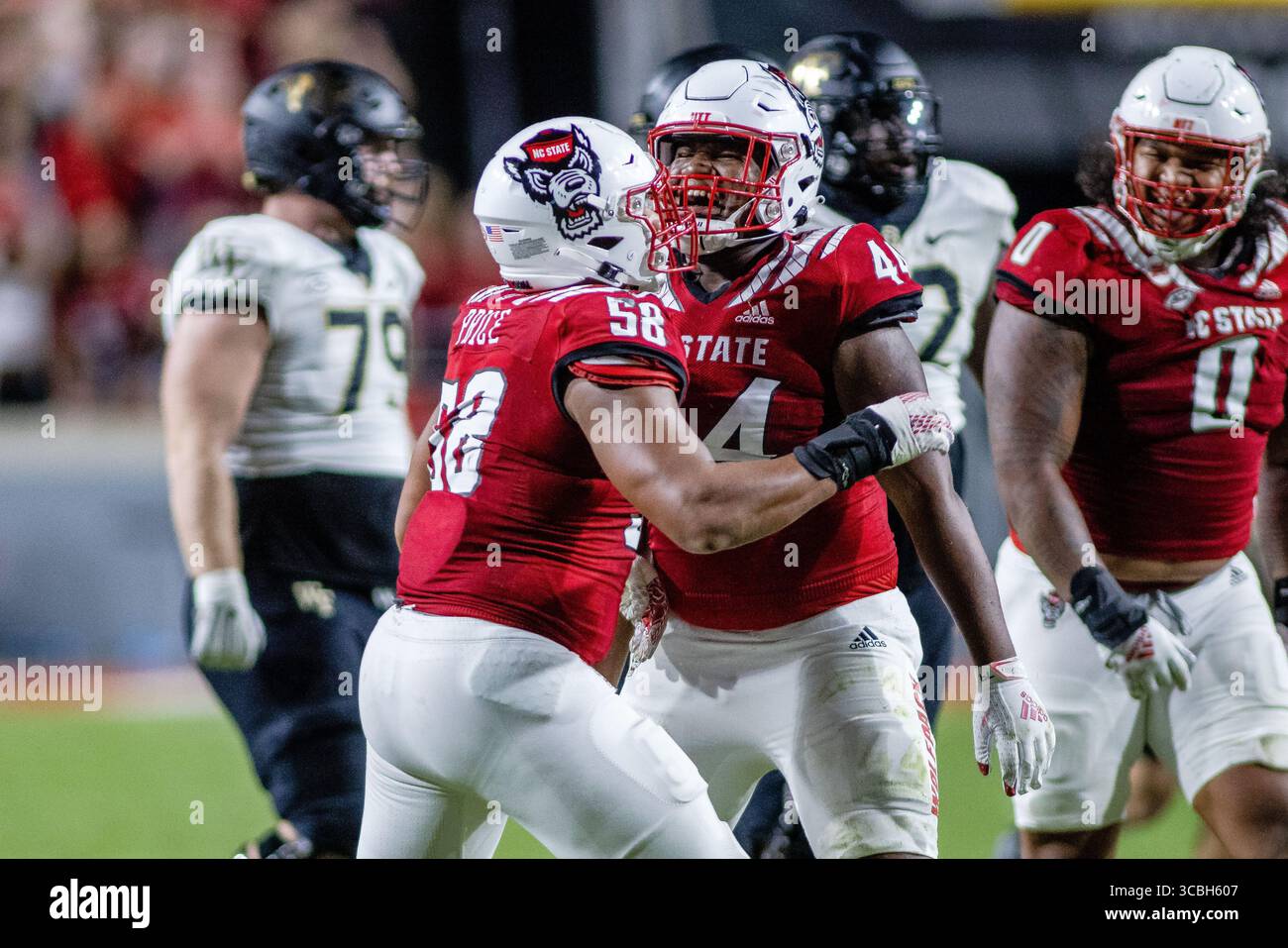 5. November 2022: North Carolina State Wolfpack Defensive End Travali Price (58) feiert mit dem Verteidiger Brandon Cleveland (44) nach einem Rücktritt während der ersten Hälfte des NCAA-Fußballspiels im Carter-Finley Stadium in Raleigh, NC. (Scott Kinser/CSM) (Bild: © Scott Kinser/CSM via ZUMA Press Wire) Stockfoto